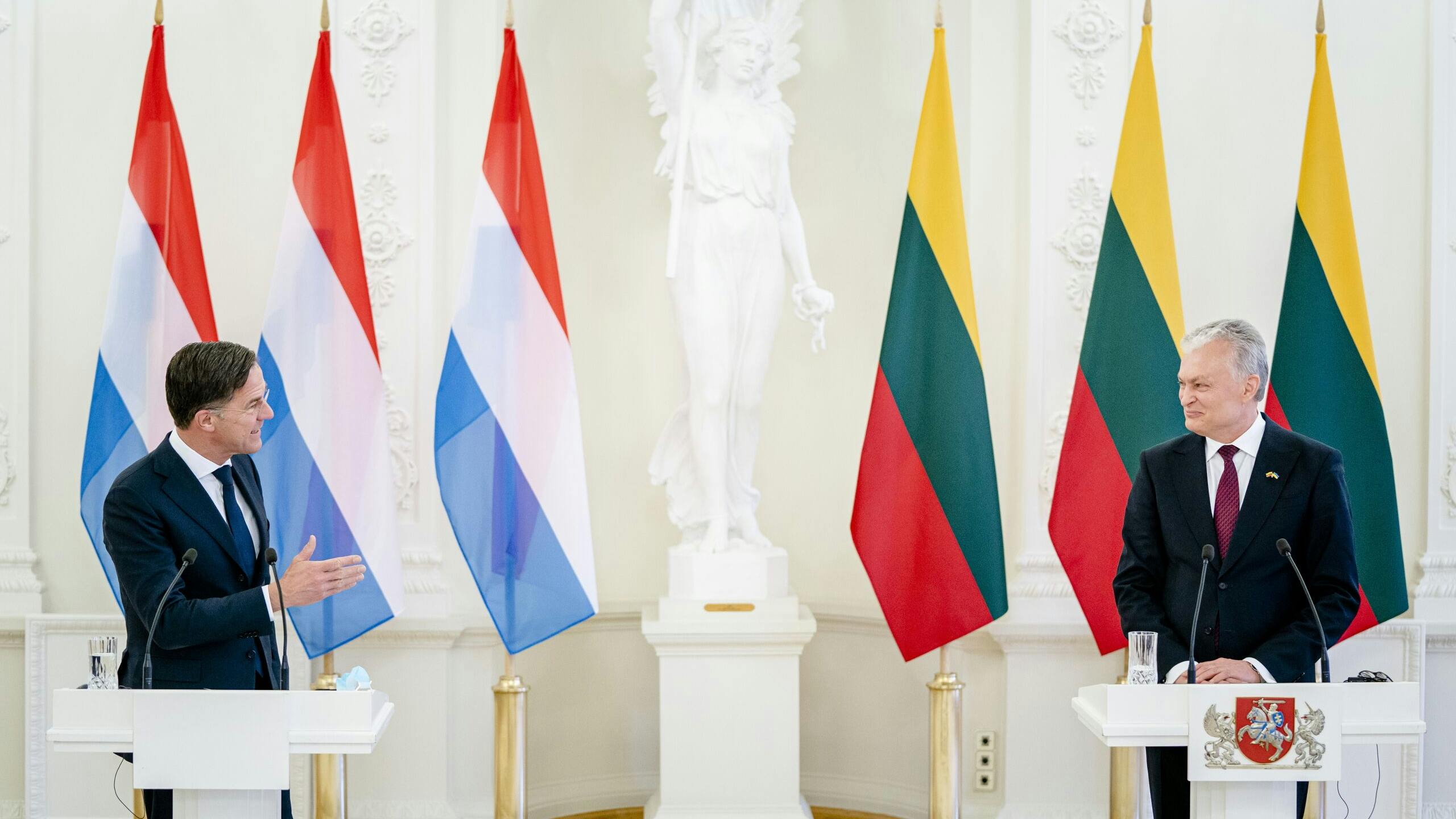 Premier Mark Rutte en president Gitanas Nauseda tijdens een bezoek aan Litouwen