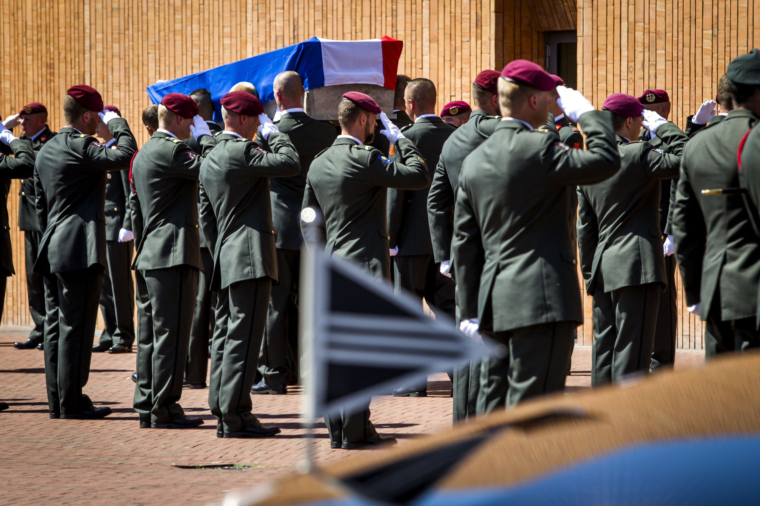 Militairen salueren tijdens de uitvaart van Henry Hoving, één van de militairen die omkwam bij het ongeluk met de granaat.