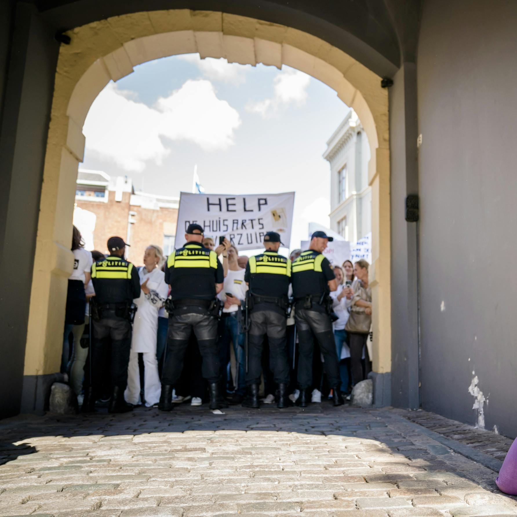 Demonstrerende huisartsen door politie tegengehouden bij Binnenhof