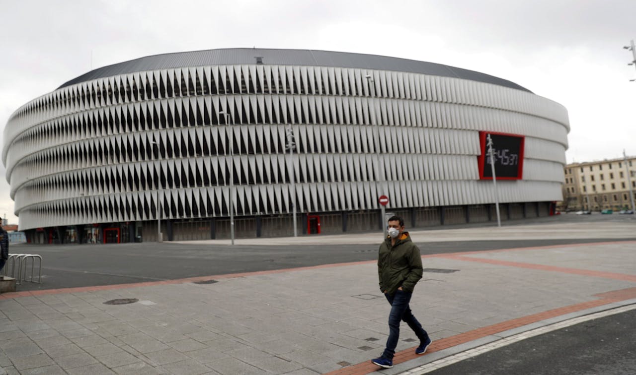 Het San Mames stadion in Bilbao, één van de 12 locaties waar het EK gehouden zou worden
