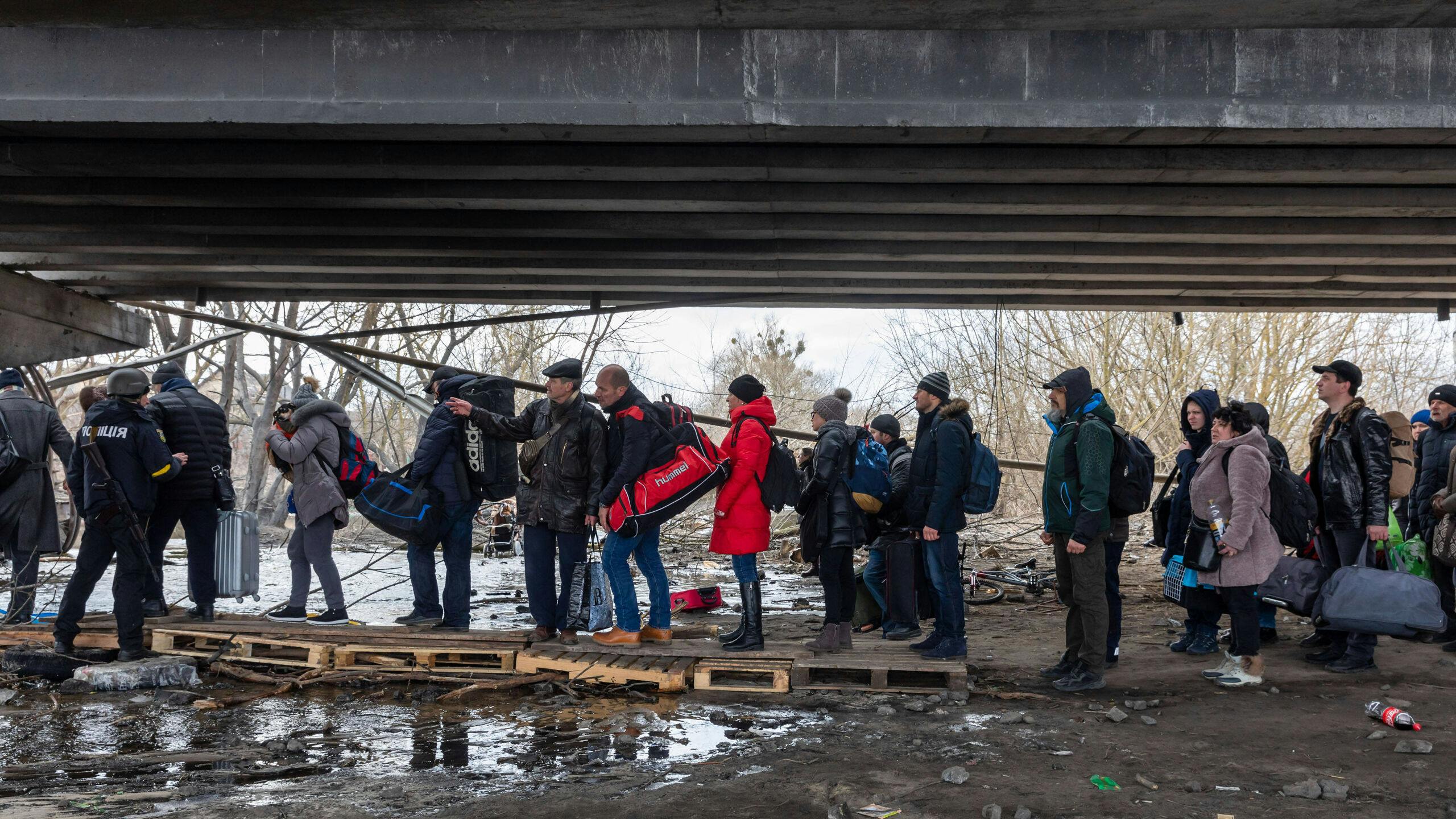 Vluchtelingen proberen te vertrekken uit Irpin.