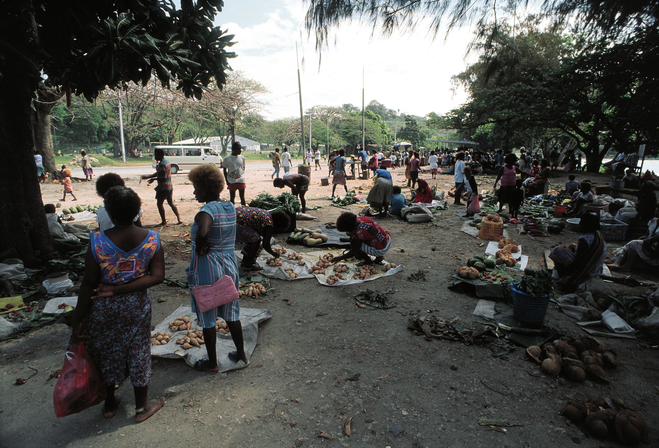 Salomonseilanden Salomons eilanden. Solomon Islands, Guadalcanal, Honiara 1996 Een van de vele informele marktjes langs de kustweg van Honiara Foto Goos van der Veen/Hollandse Hoogte