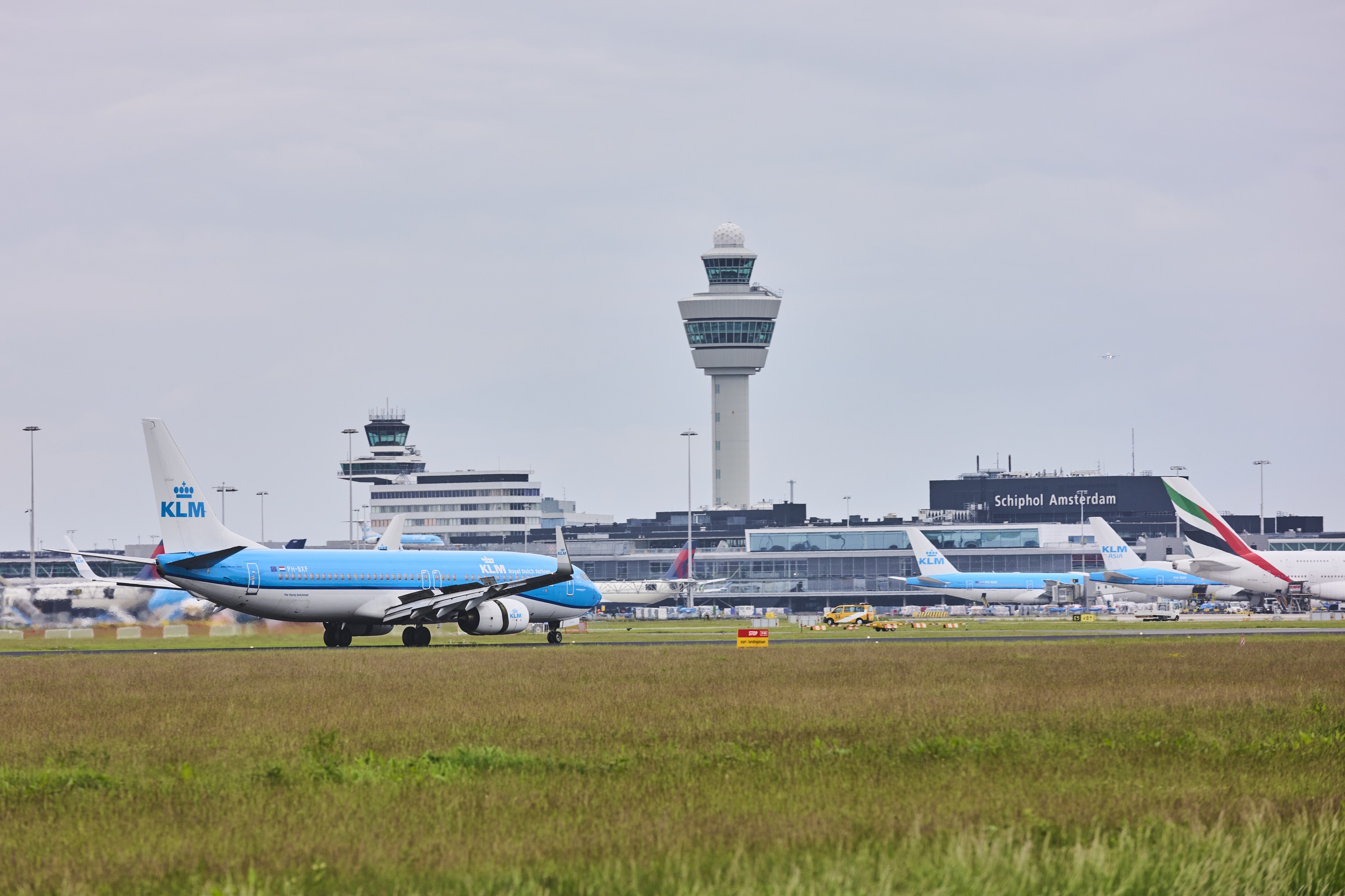 Volgens overheidscontroleur Jeroen Kremers heeft KLM zich niet aan de voorwaarden gehouden voor de staatssteun die het tijdens de coronacrisis ontving. Hij adviseert het kabinet om KLM voor de rechter te slepen en het naleven van de voorwaarden alsnog af te dwingen. Morgen wordt erover gedebatteerd in de Tweede Kamer.