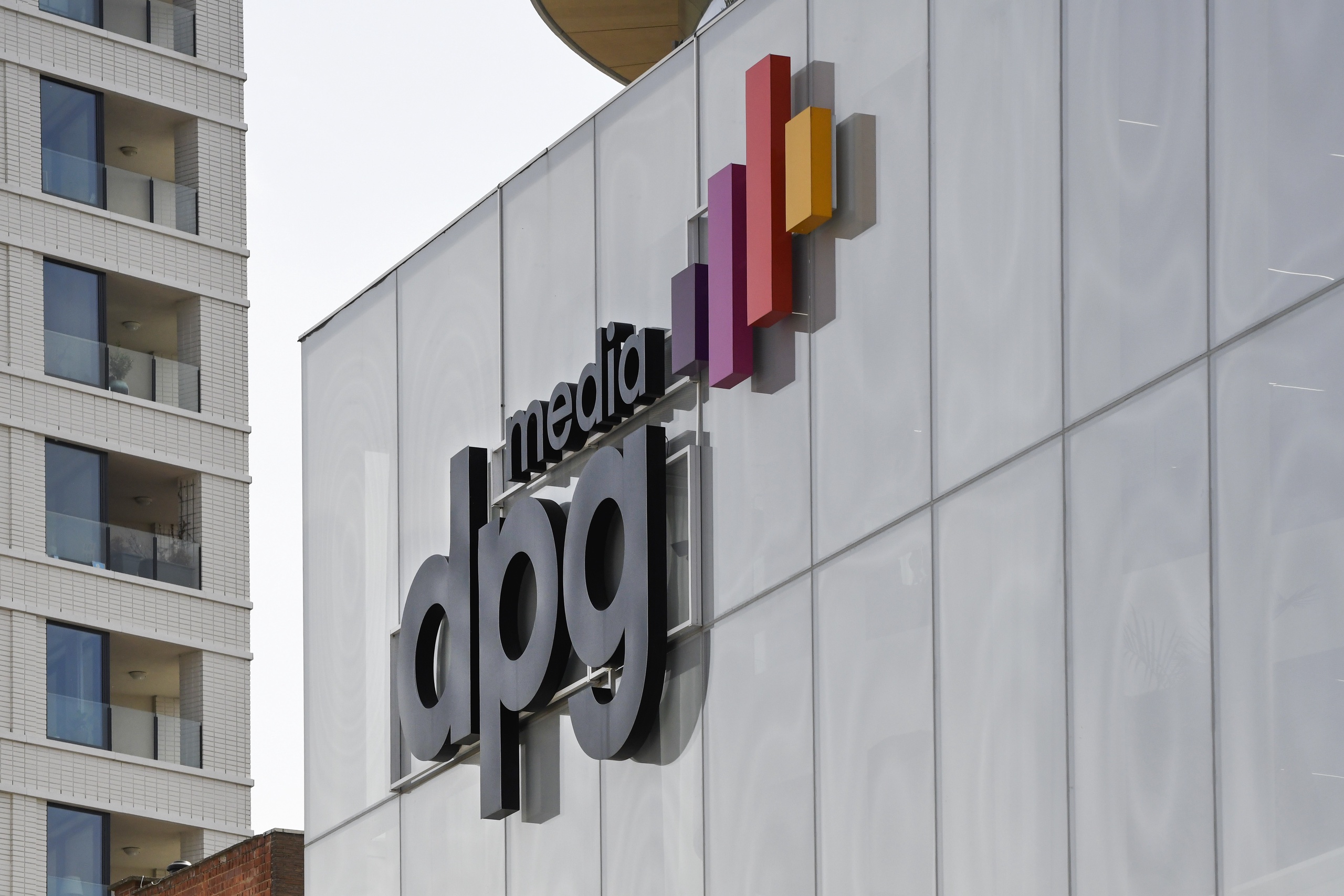 De Belgische Mededingingsautoriteit heeft huiszoekingen uitgevoerd in de sector van de persdistributie, onder meer bij uitgever DPG Media.