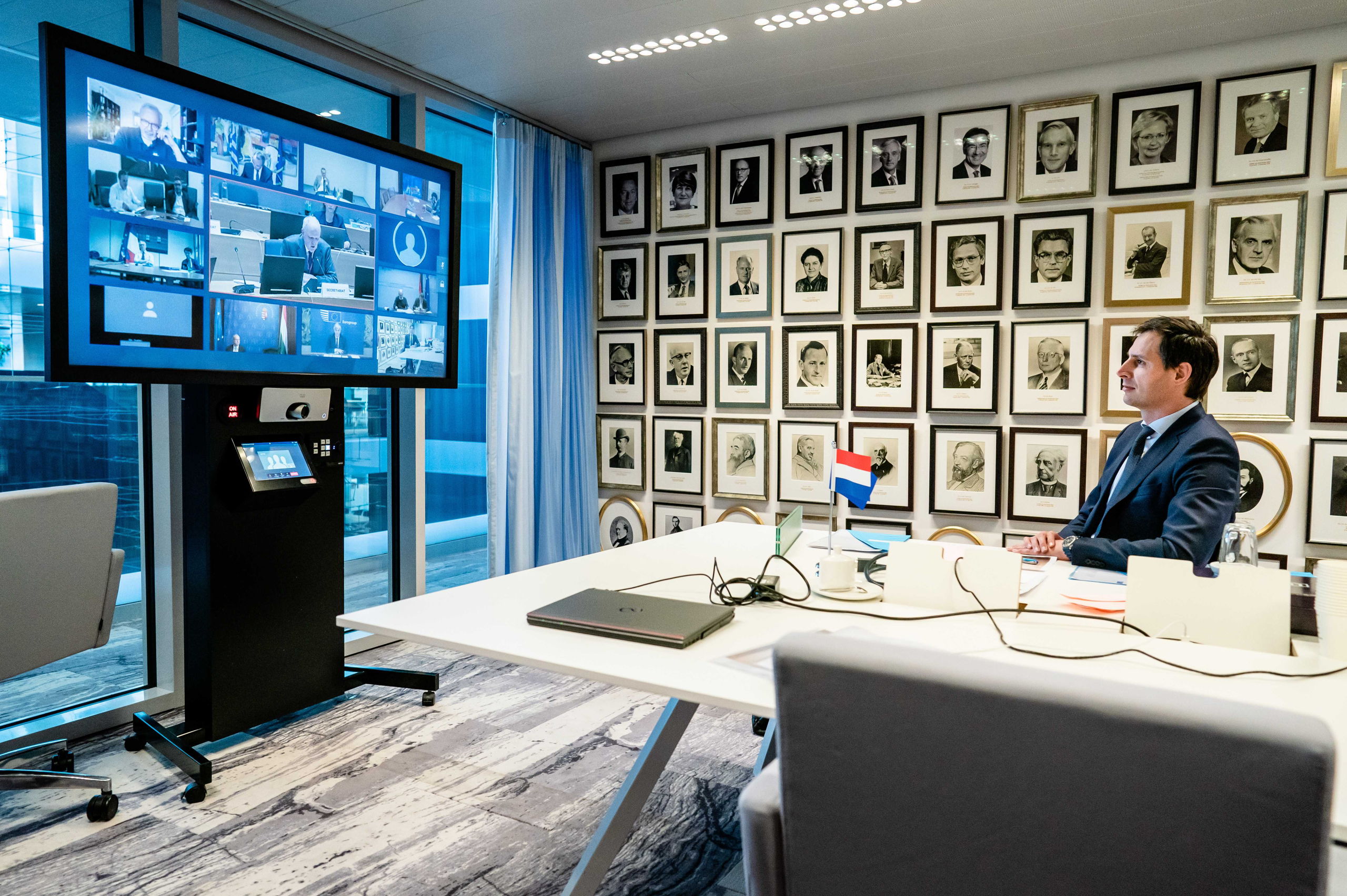 Wopke Hoekstra tijdens videoconferentie met de Europese ministers van Financiën.