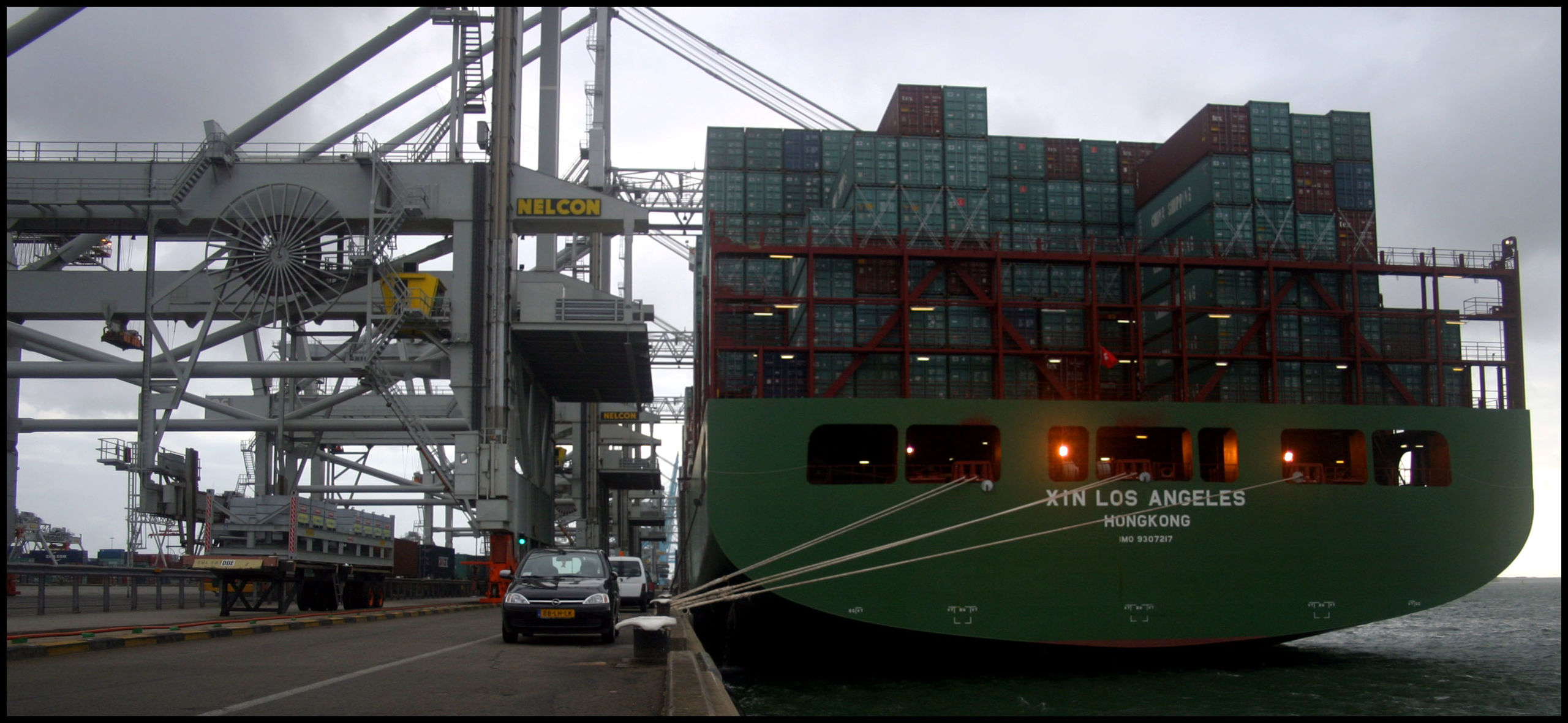 Een Chinees schip in de haven van Rotterdam 