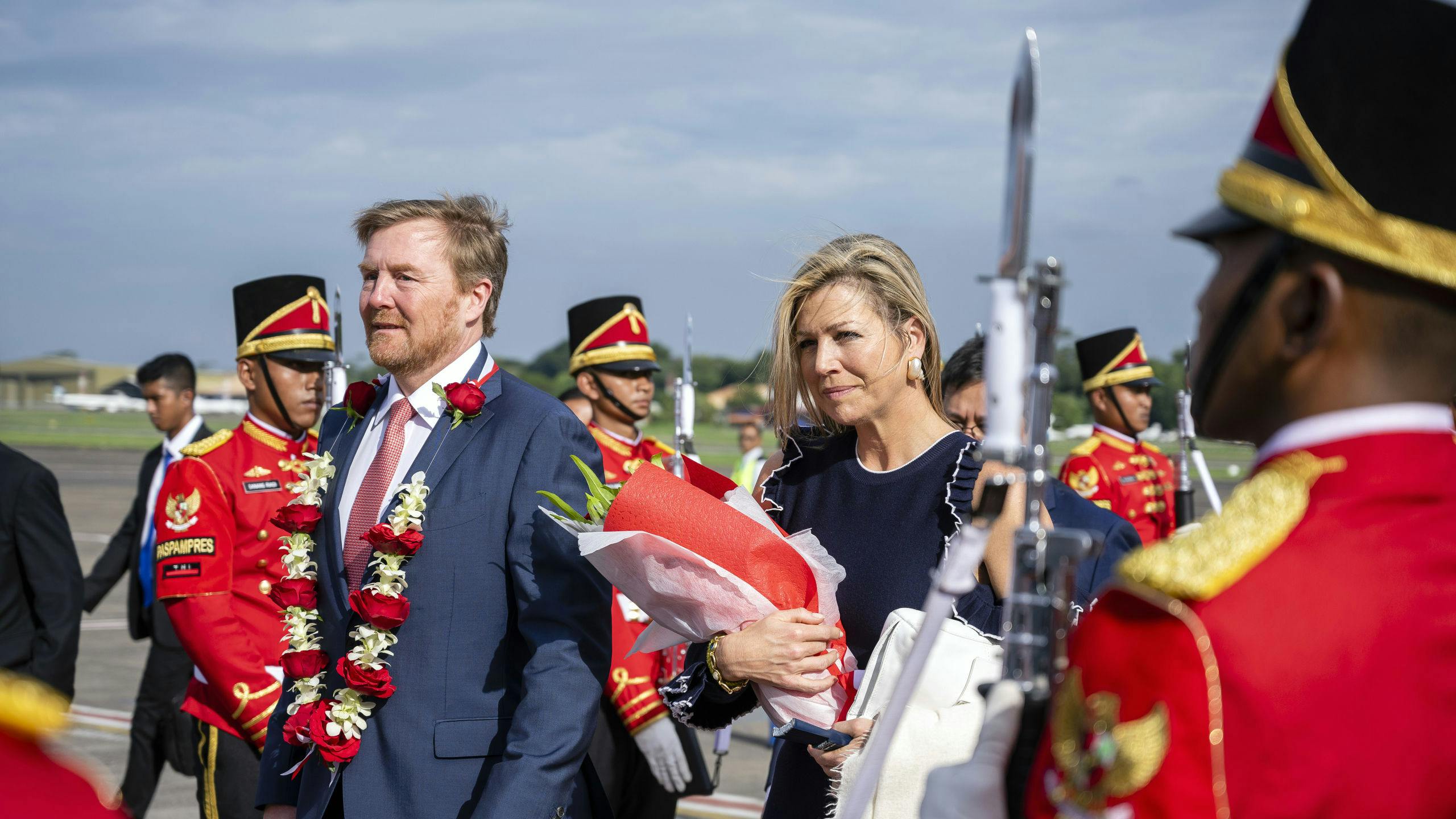 Koning Willem-Alexander en koningin Maxima komen aan op het vliegveld van Jakarta
