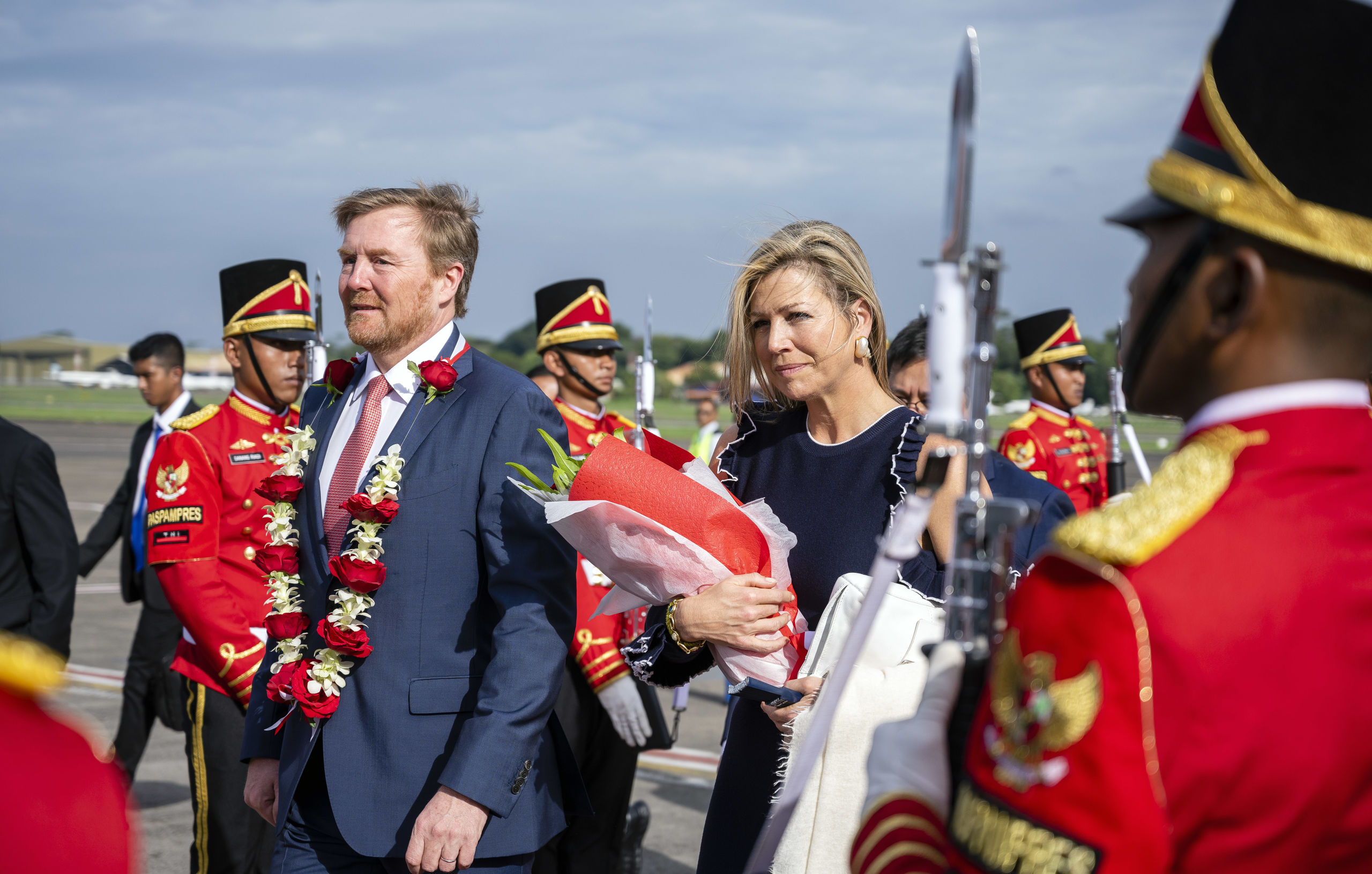 Koning Willem-Alexander en koningin Maxima komen aan op het vliegveld van Jakarta