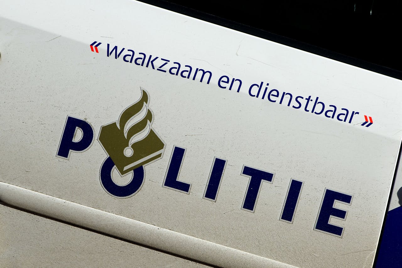 Het slachtoffer ligt in een parkeergarage in de Bart Poetsiastraat. Bijde ingang zijn zwarte hekken geplaatst zodat de politie ongestoord onderzoek kan doen.
