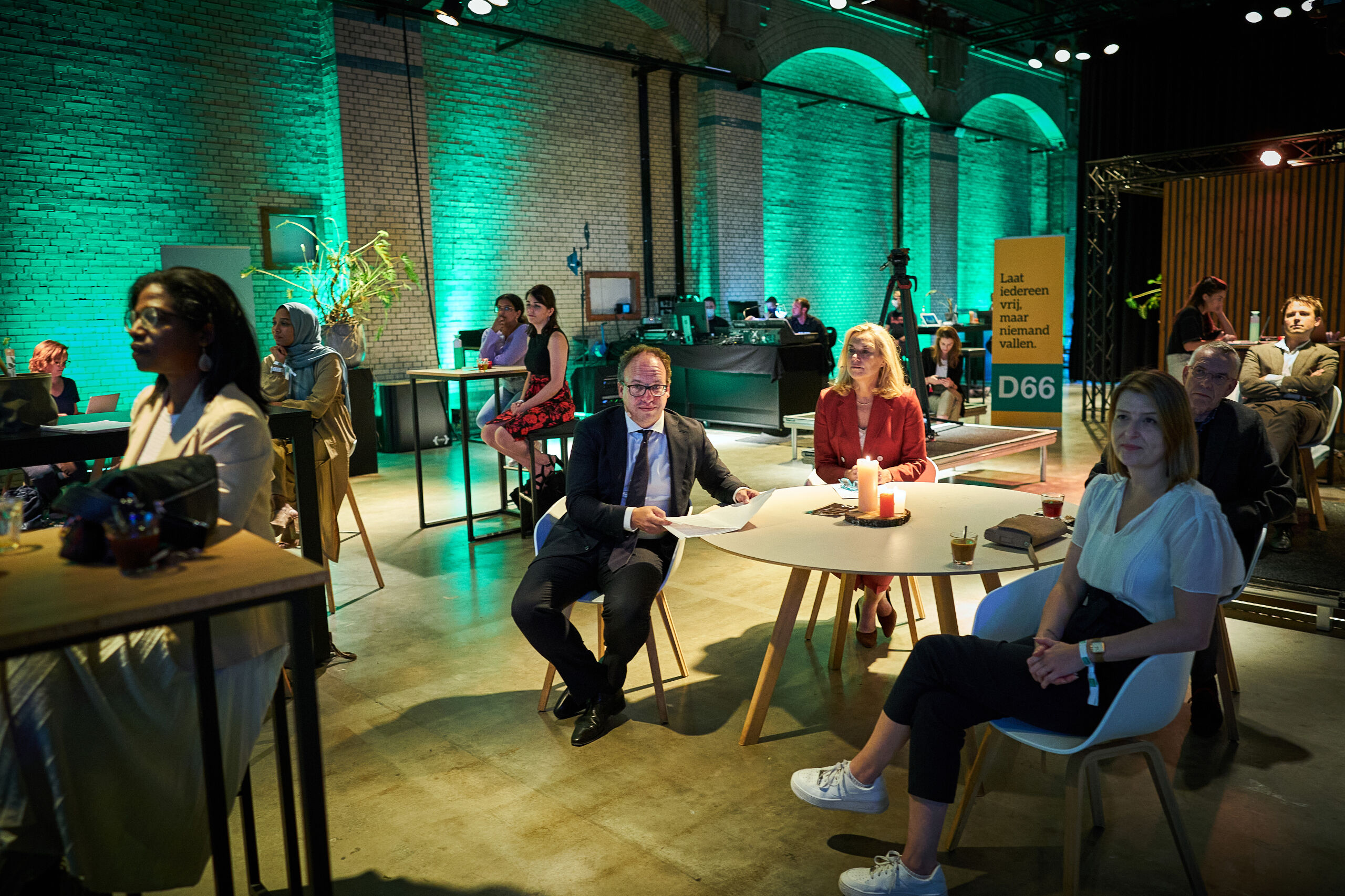 Voorzitter van de programmacommissie Wouter Koolmees en lijstrekker Sigrid Kaag tijdens de presentatie van het concept-verkiezingsprogramma van D66