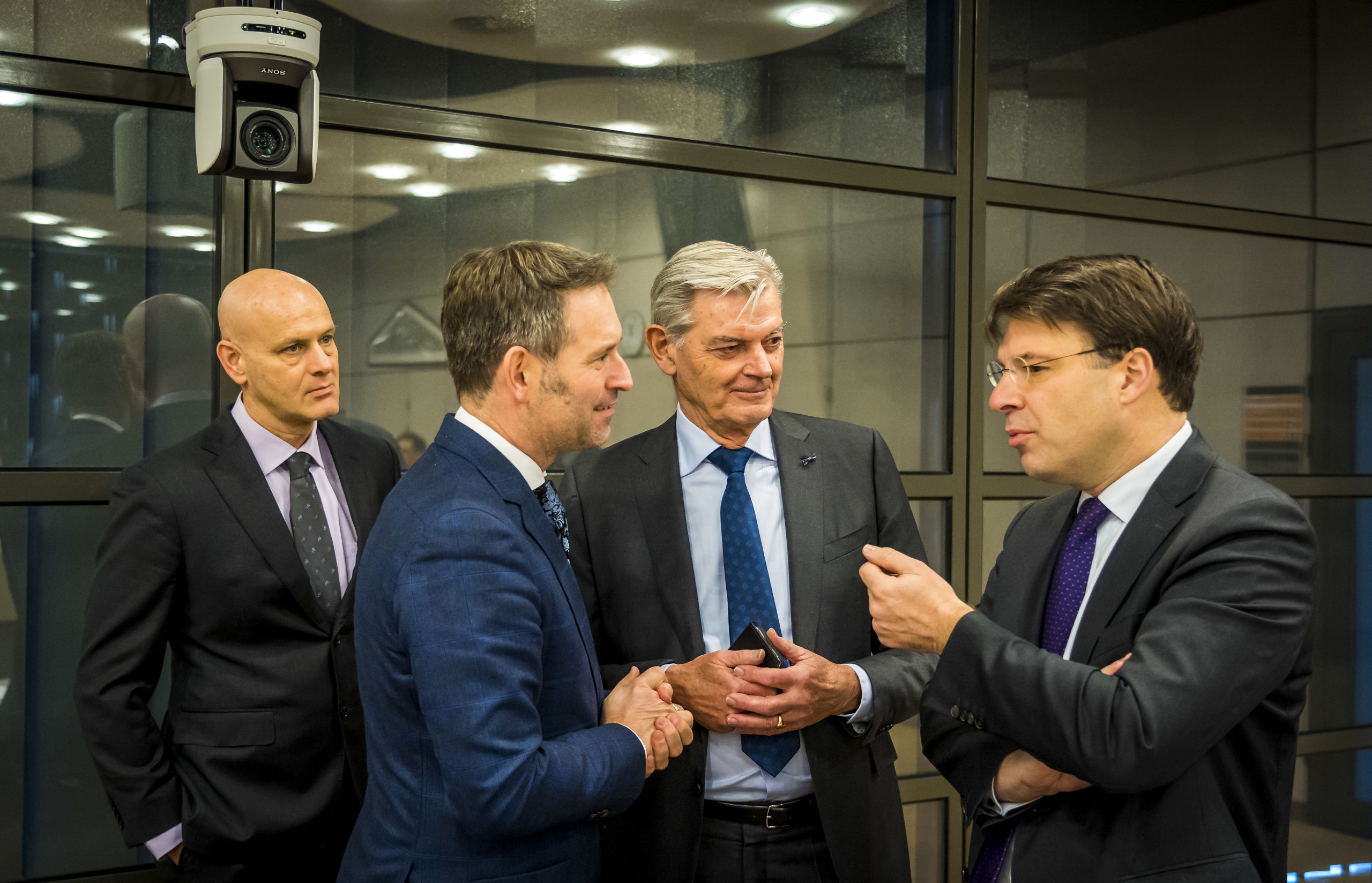 VVD-Kamerlid Roald van der Linde (uiterst rechts) op een overleg voorafgaand aan  het algemeen overleg over pensioenonderwerpen in aanwezigheid van minister Koolmees. 