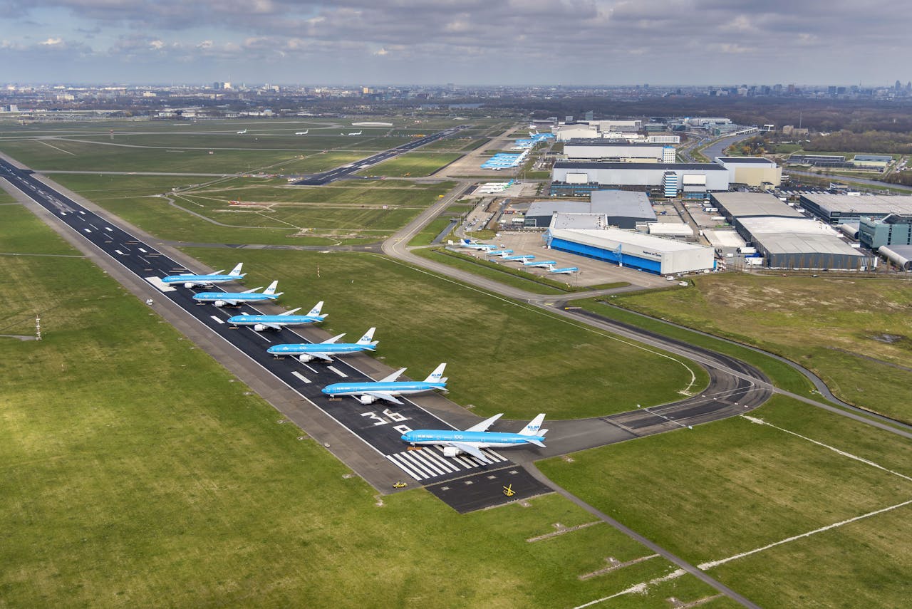 Vliegtuigen van KLM op Aalsmeerbaan geparkeerd.