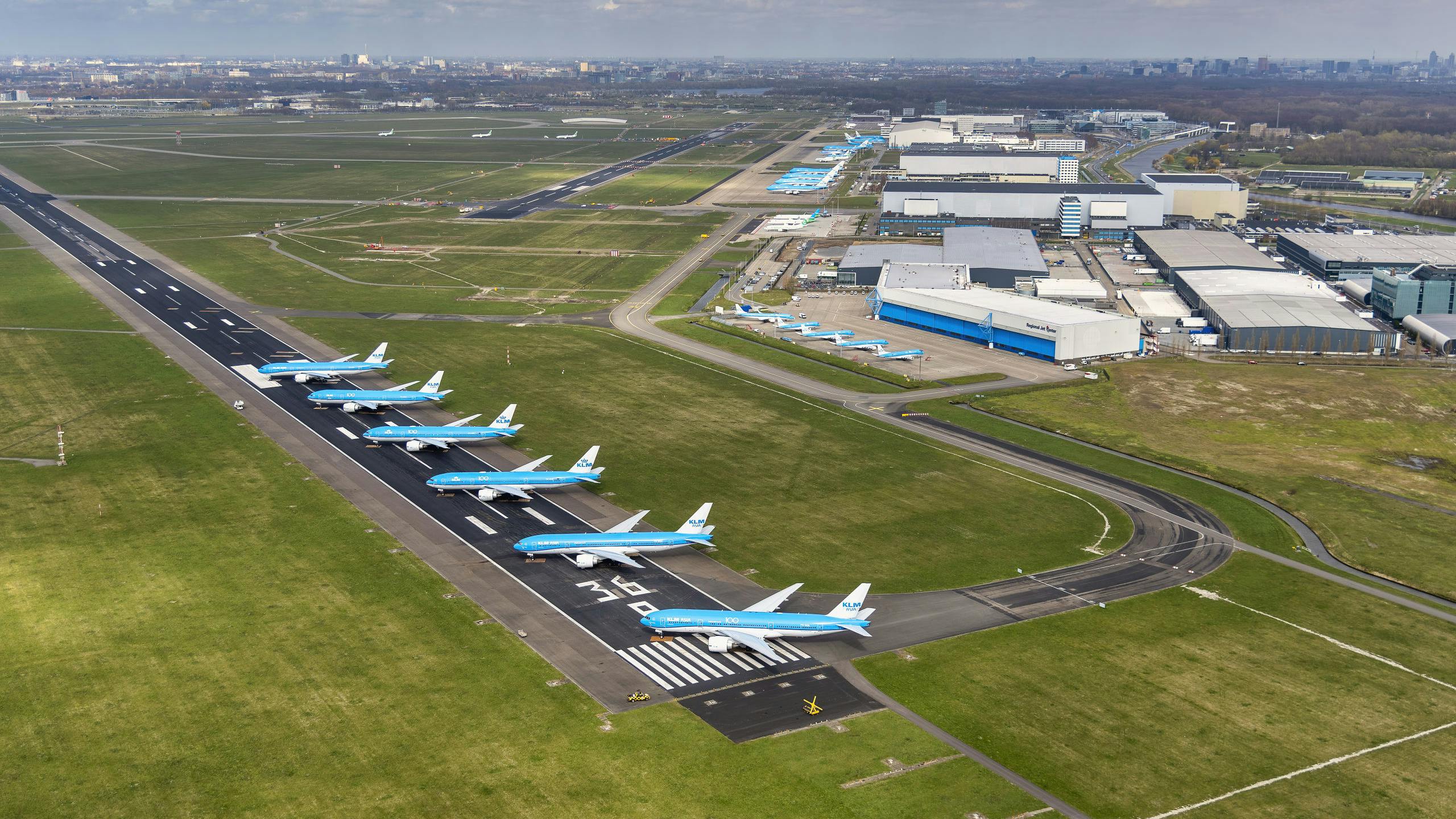 Vliegtuigen van KLM op Aalsmeerbaan geparkeerd. 