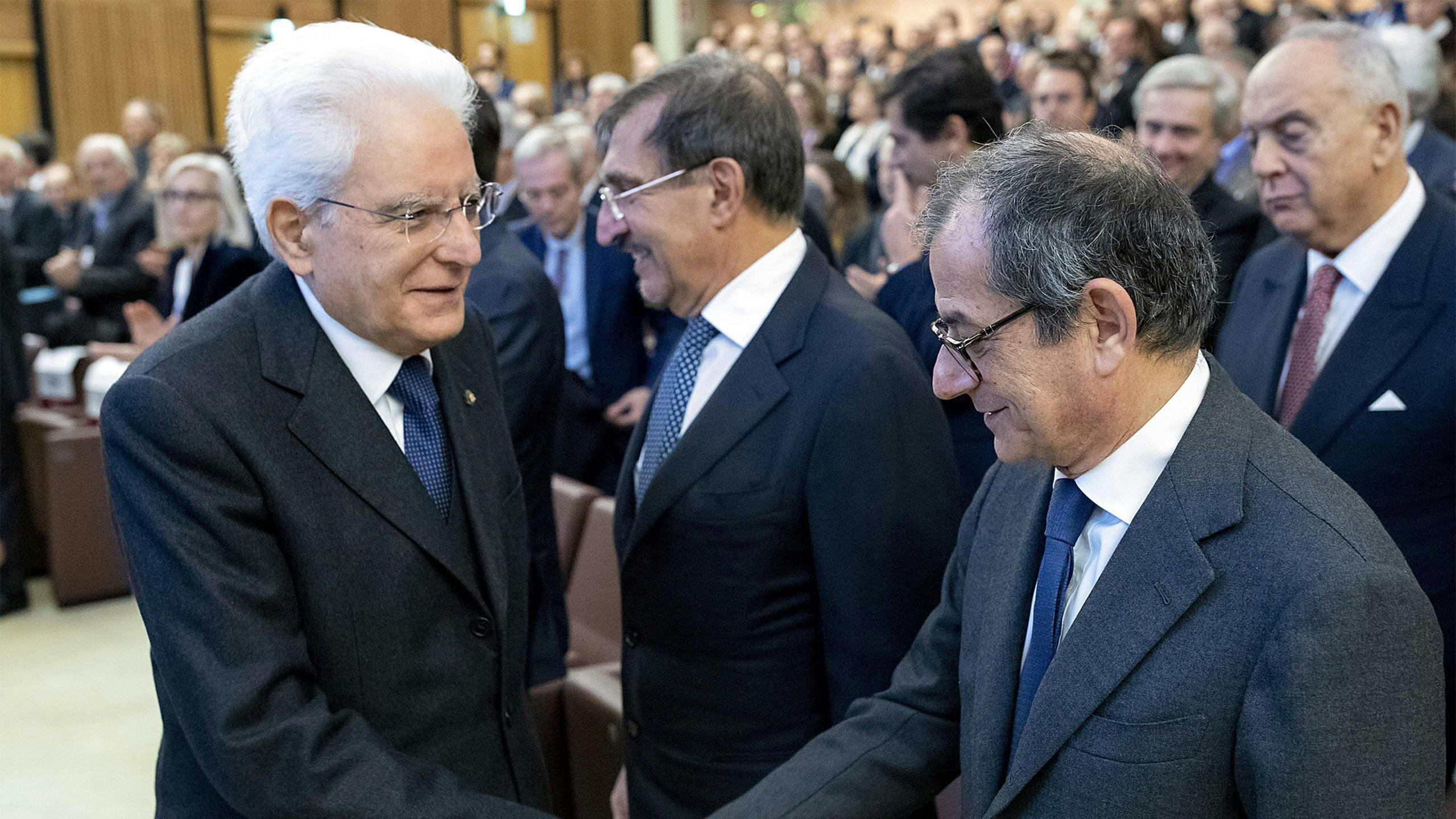 De Italiaanse president Sergio Mattarella (L) en de minister van Financiën en Economie Giovanni Tria.