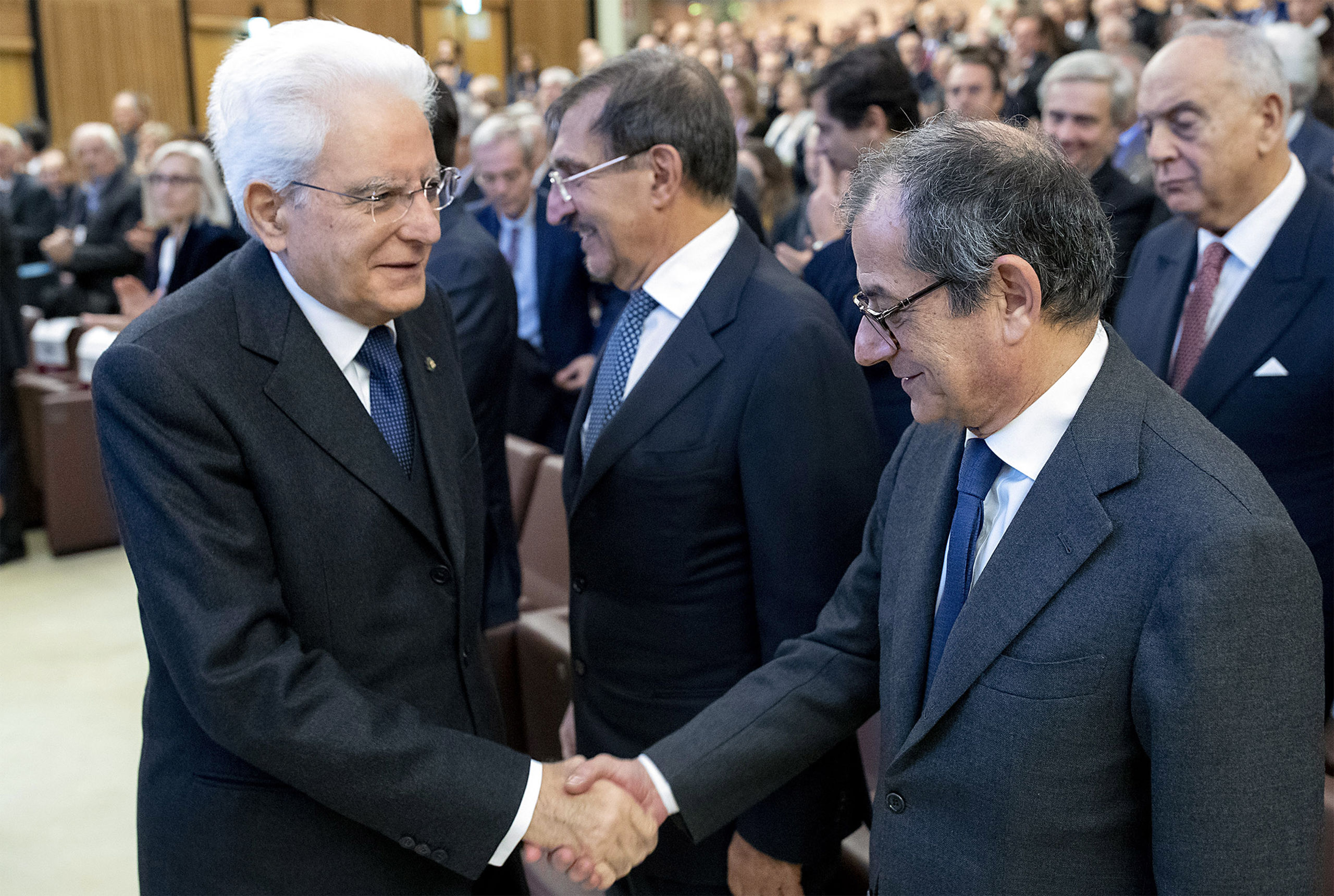De Italiaanse president Sergio Mattarella (L) en de minister van Financiën en Economie Giovanni Tria.