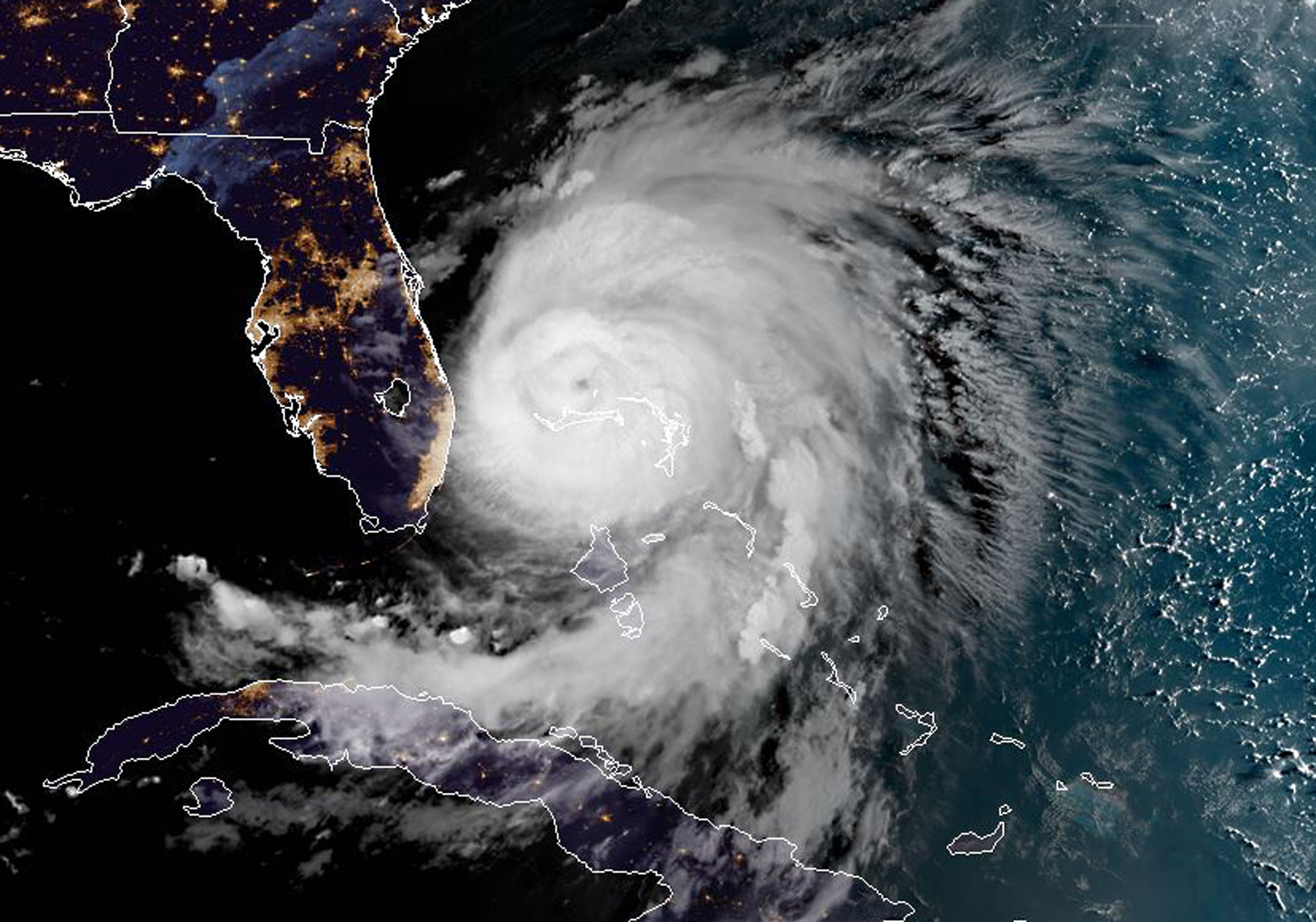 Orkaan Dorian ging eerst over de Bahama's en is nu op weg naar de kust van het Amerikaanse Florida.