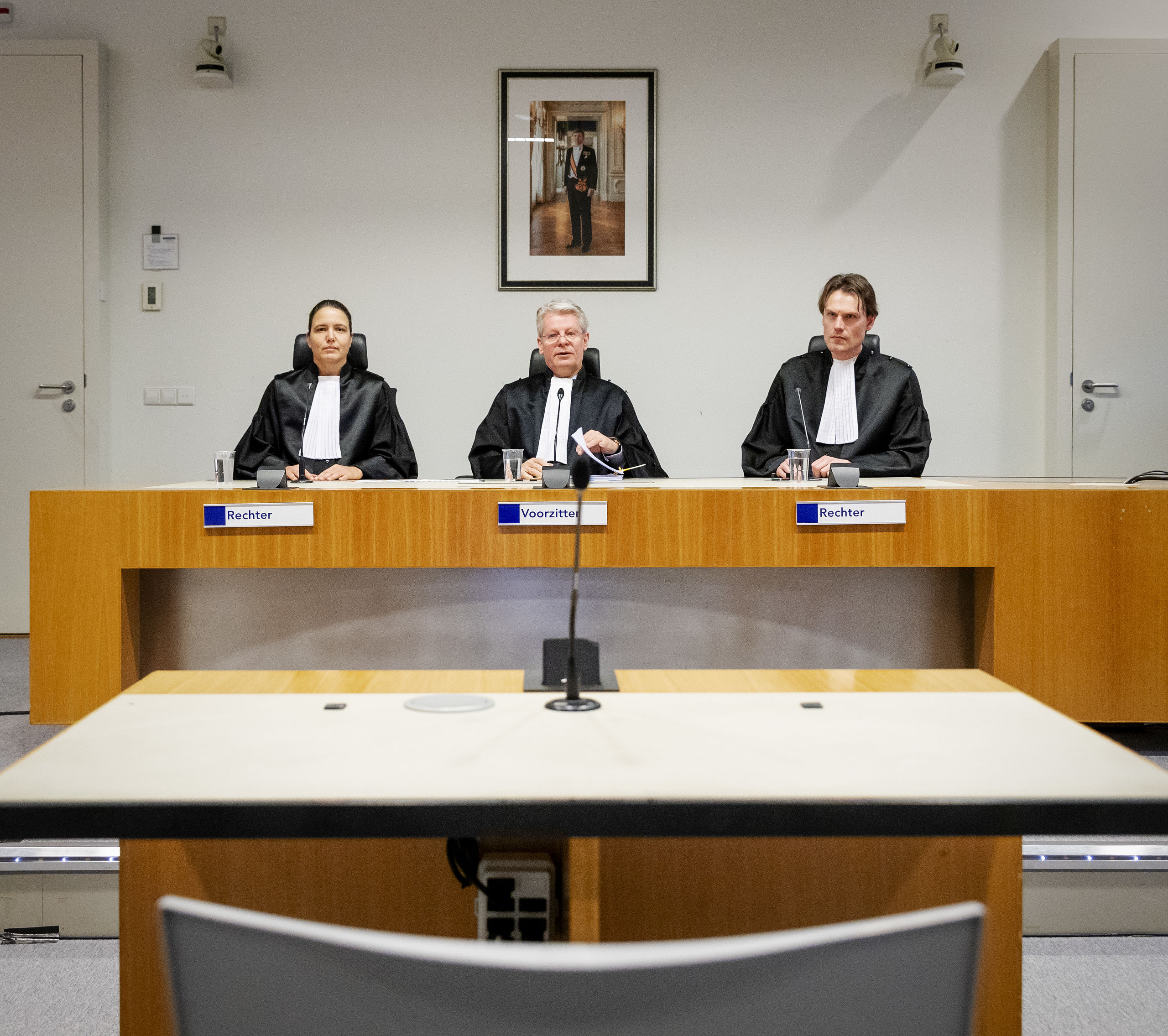 Rechter Van der Geest, voorzitter Veldhuisen en rechter Van Ommeren in de rechtszaal 