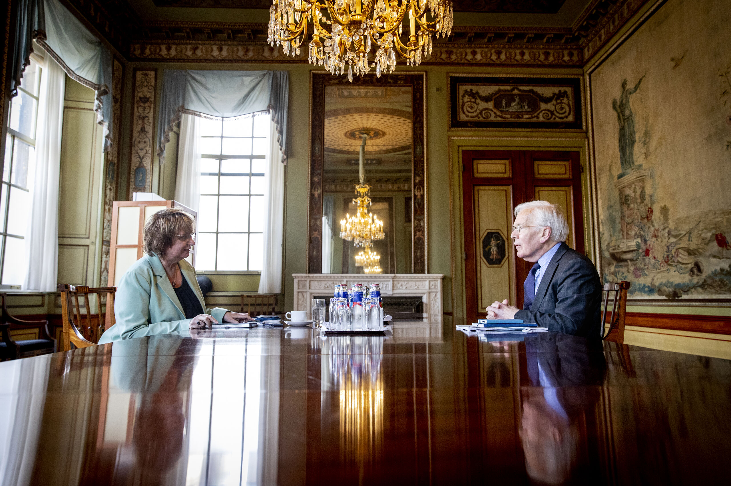 Informateur Mariëtte Hamer ontvangt oud-informateur Herman Tjeenk Willink in de Stadhouderskamer.