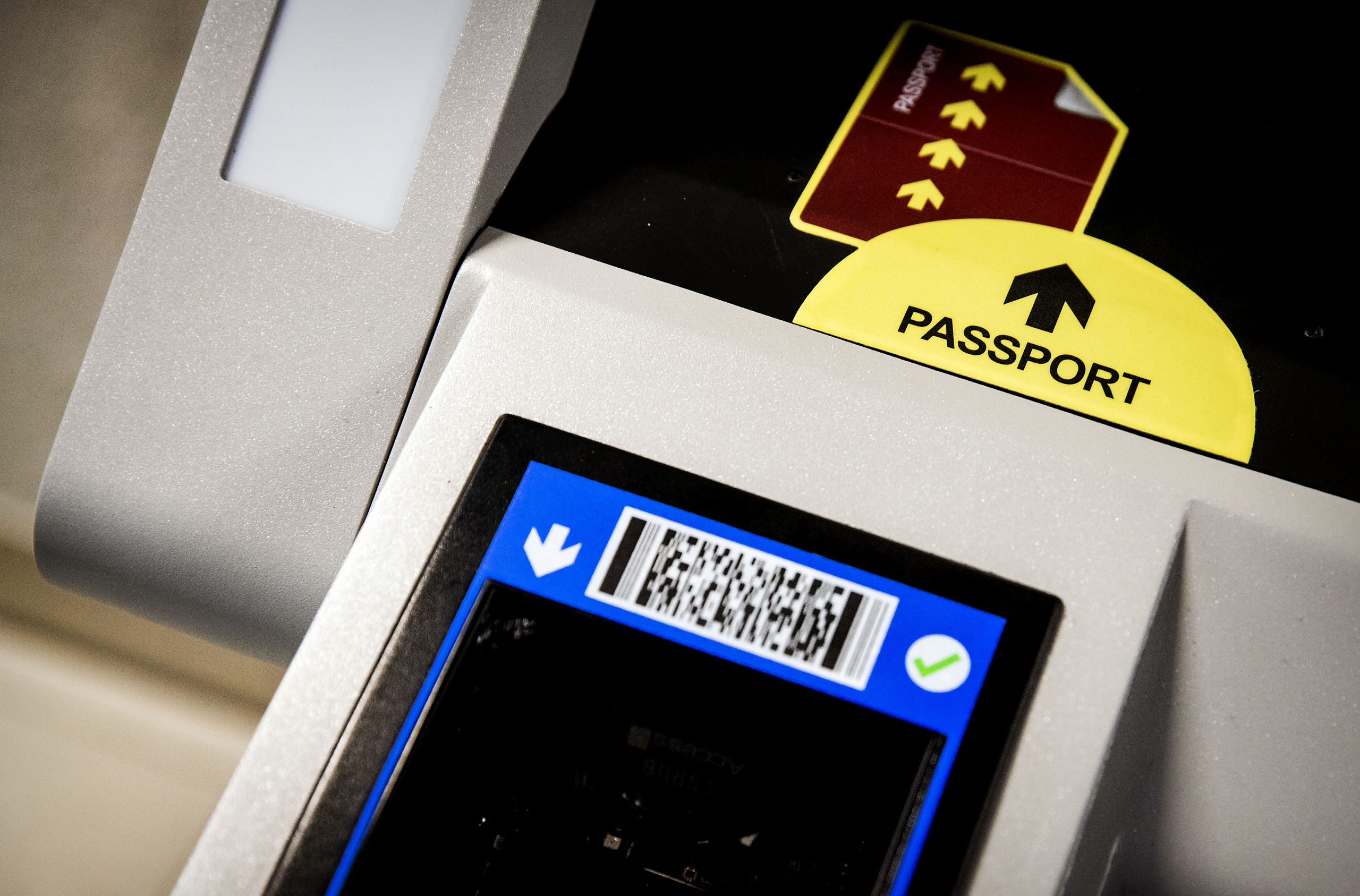 SCHIPHOL - Op luchthaven Schiphol wordt een proef genomen met het biometrisch instappen. Met deze methode kan een passagier aan boord van het vliegtuig stappen zonder het tonen van instapkaart en paspoort. ANP KOEN VAN WEEL