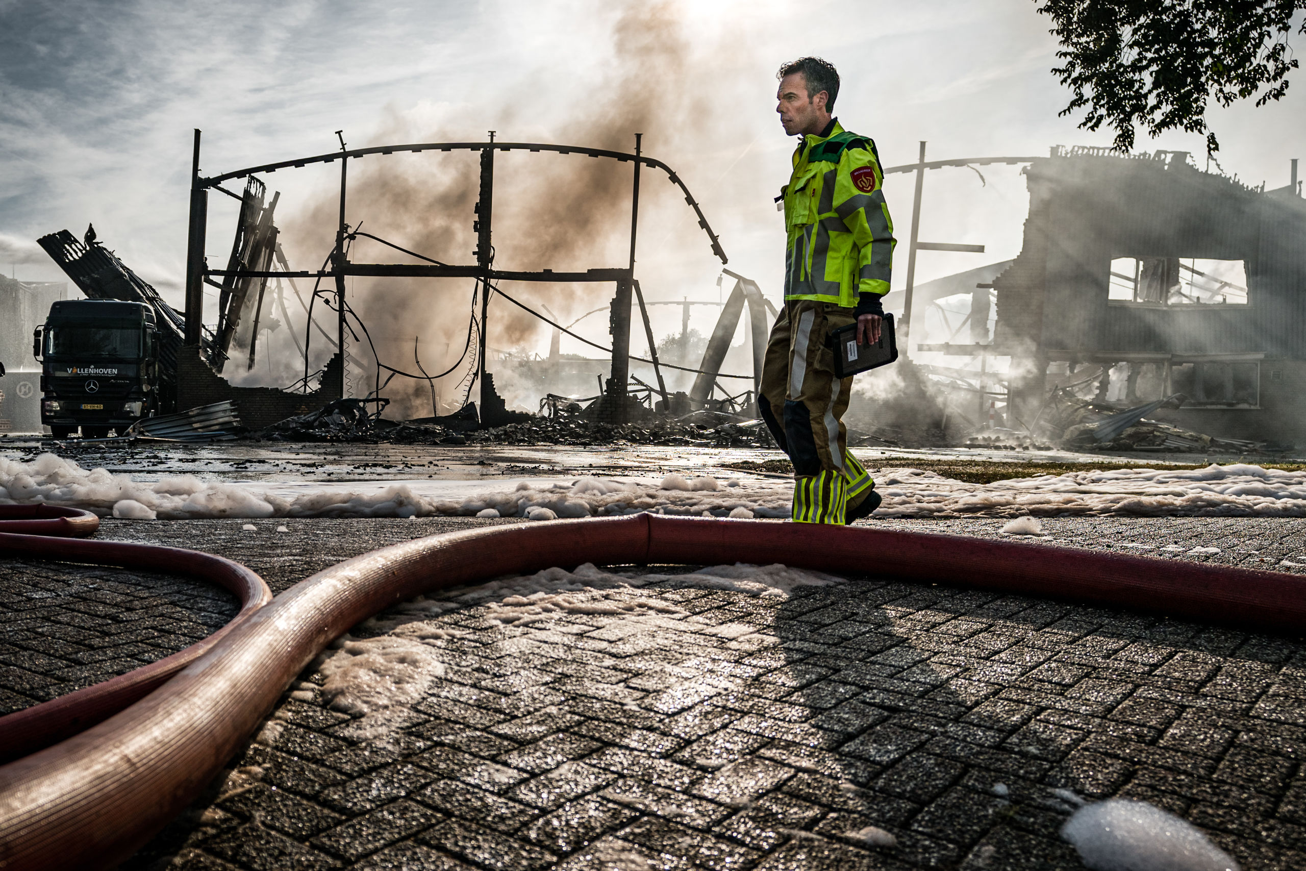 Op een industrieterrein aan de Zevenheuvelenweg in Tilburg woedt een grote brand. De brand is ontstaan in een bakkerij, waarna het oversloeg naar omliggende panden.