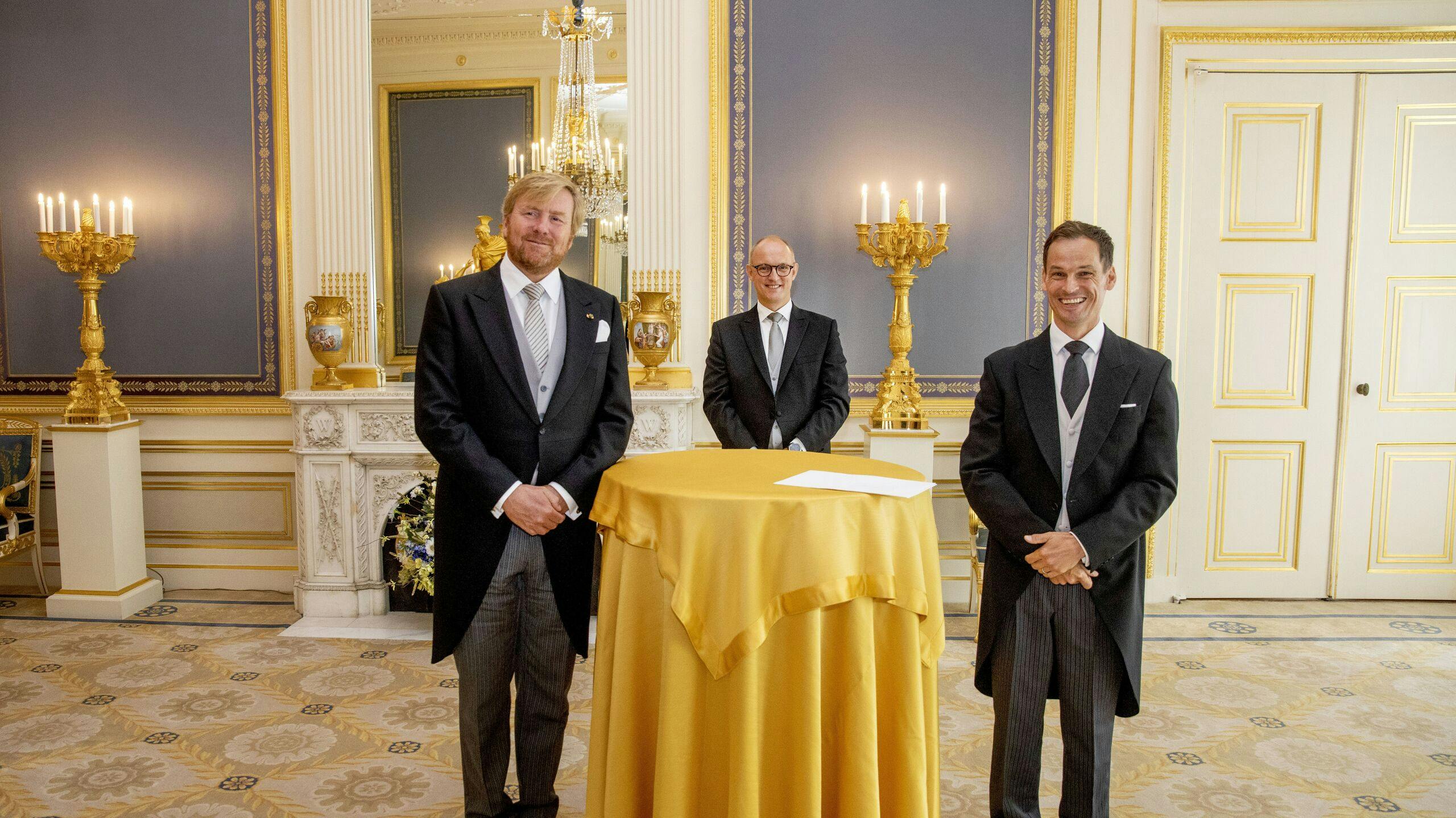Koning Willem-Alexander ontvangt in 2021 de geloofsbrieven van ambassadeur Truls Folke Johannes Oljelund (r)