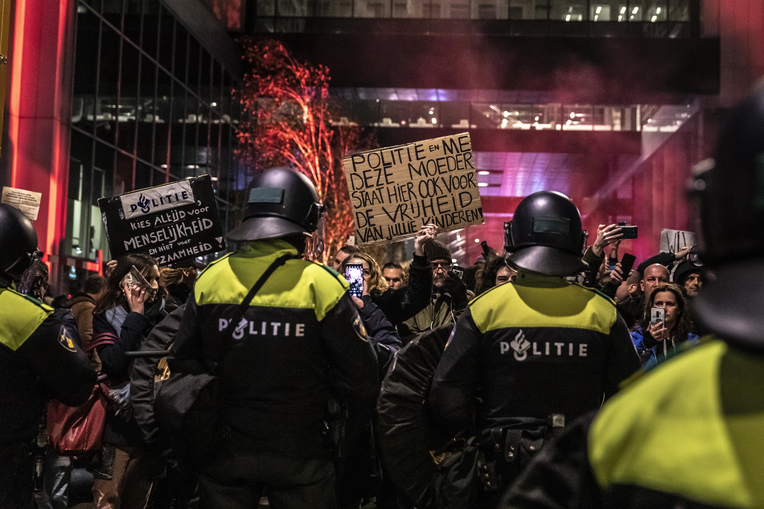 Protest tegen de coronamaatregelen tijdens de persconferentie in Den Haag. Een groep relschoppers keerden zich tegen de politie. De politie greep in de ME en een waterkanon in te zetten. 