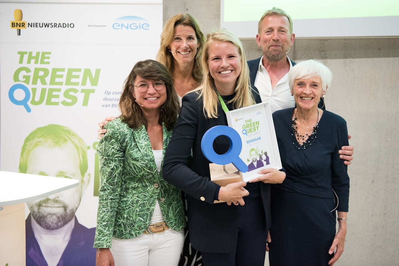 Winnaar Kimberly Roersma van Mother Nature Cleans samen met Het Green Team en Harm Edens. Copyright: Sander Nieuwenhuys