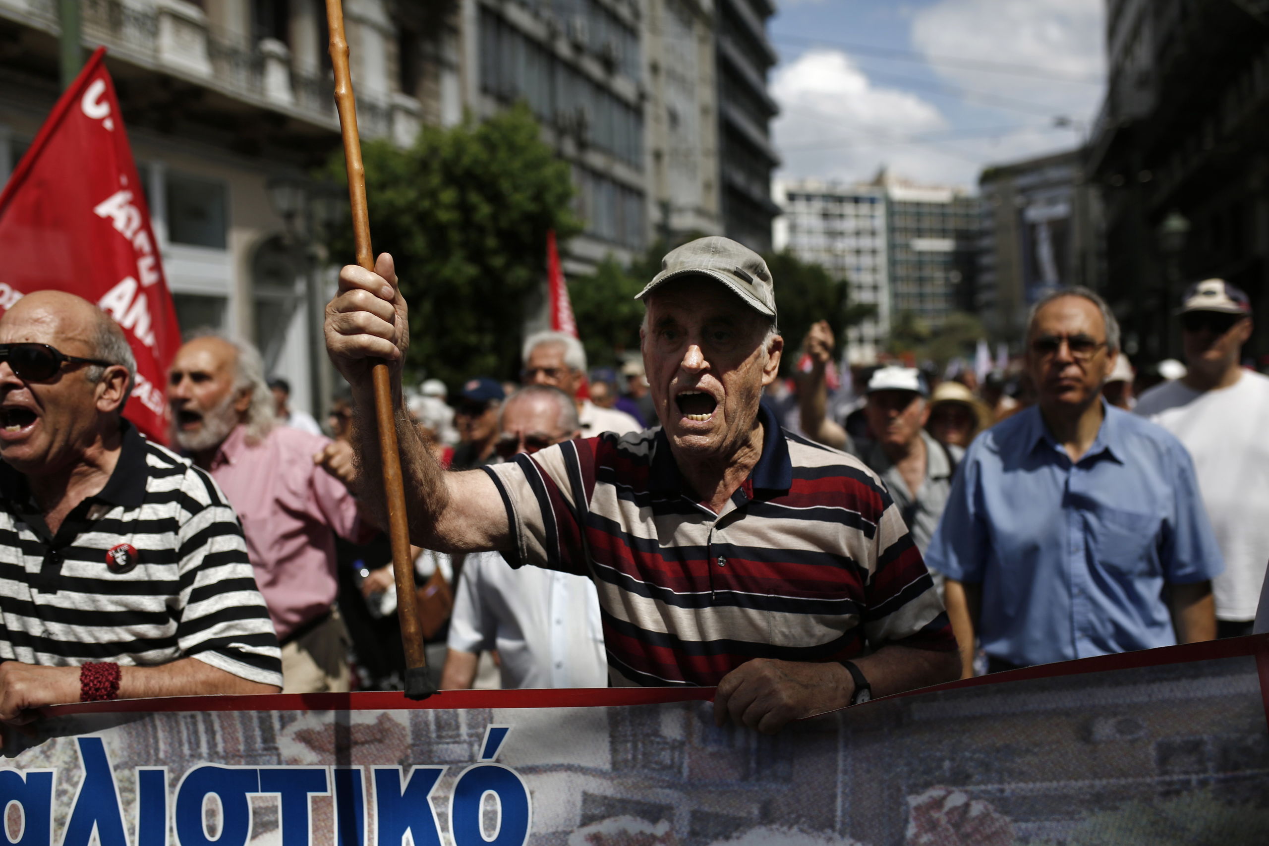 Grieken protesteren tegen de bezuinigingsmaatregelen die het land hebben uitgekleed. 