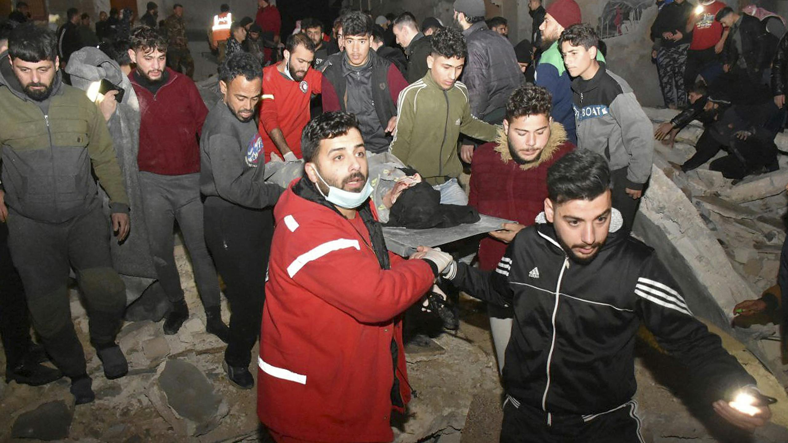 'Hulpteams moeten doorrijden naar Syrië, daar is de nood groter'