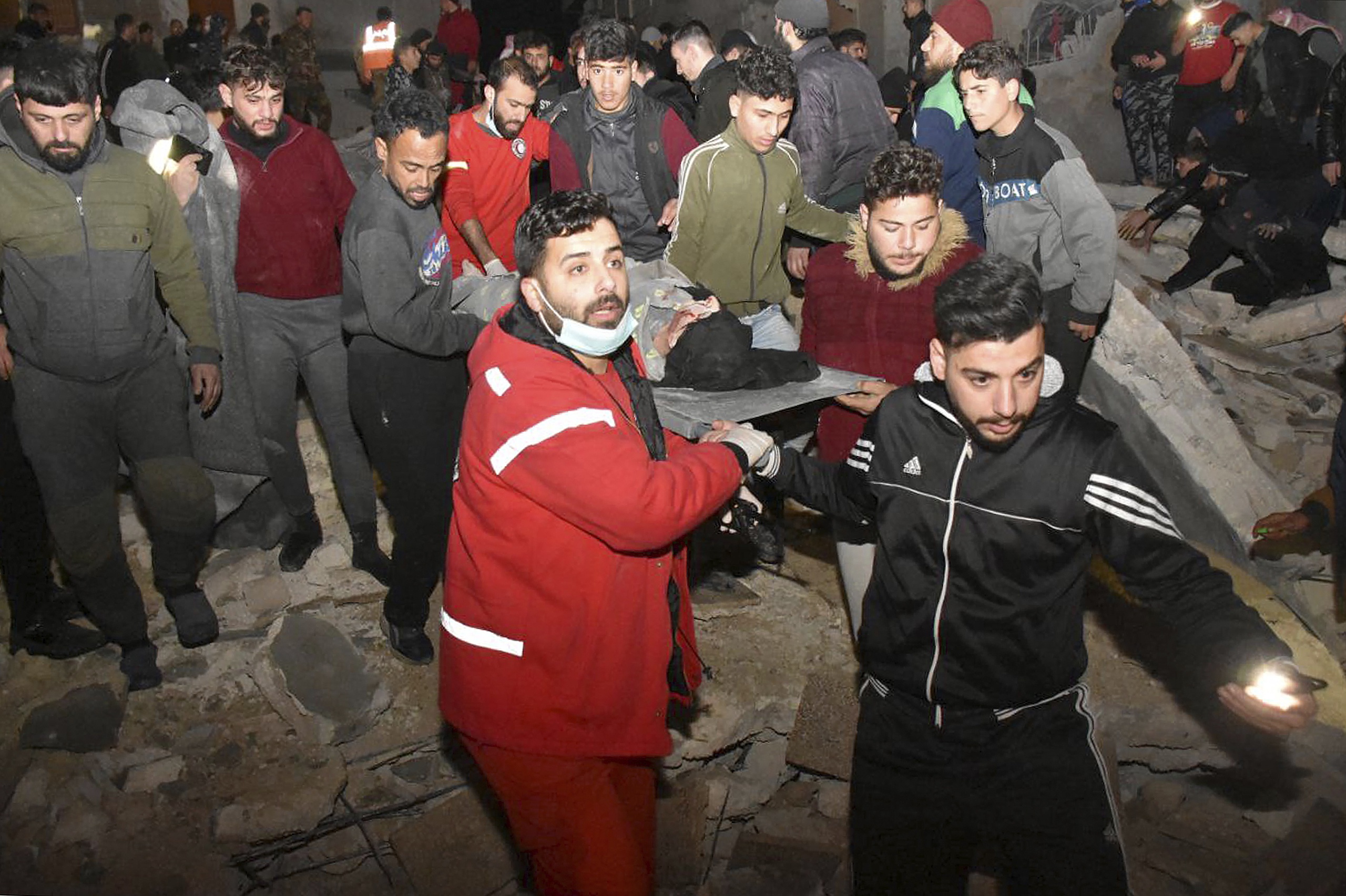De catastrofale aardbeving die Turkije en Syrië vandaag heeft geraakt heeft steden met de grond gelijk gemaakt, zo constateert correspondent Rena Netjes in Syrië. 'Steden zijn gewoon helemaal ingestort. Het was al slecht daar, maar dit is zo'n beetje het laatste wat die mensen nog kunnen hebben.'