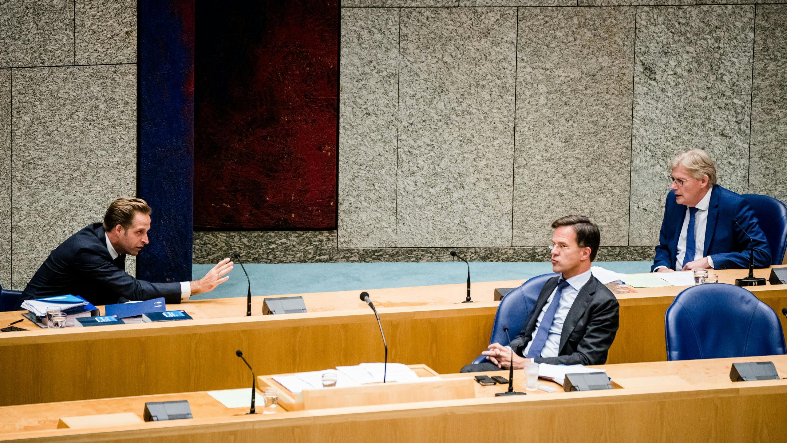 Premier Rutte en ministers De Jonge en Van Rijn tijdens het coronadebat van donderdagavond.