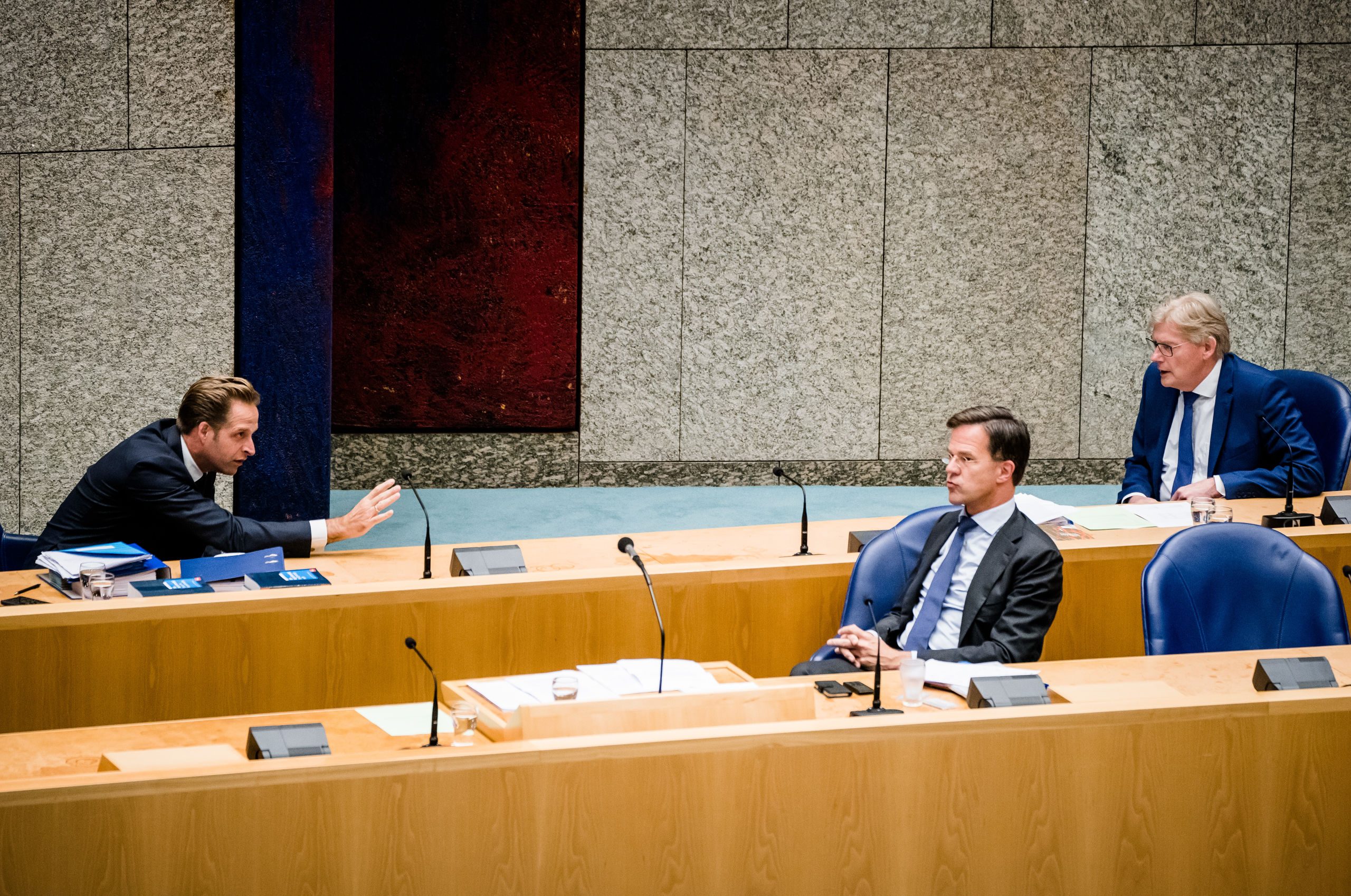 Premier Rutte en ministers De Jonge en Van Rijn tijdens het coronadebat van donderdagavond.
