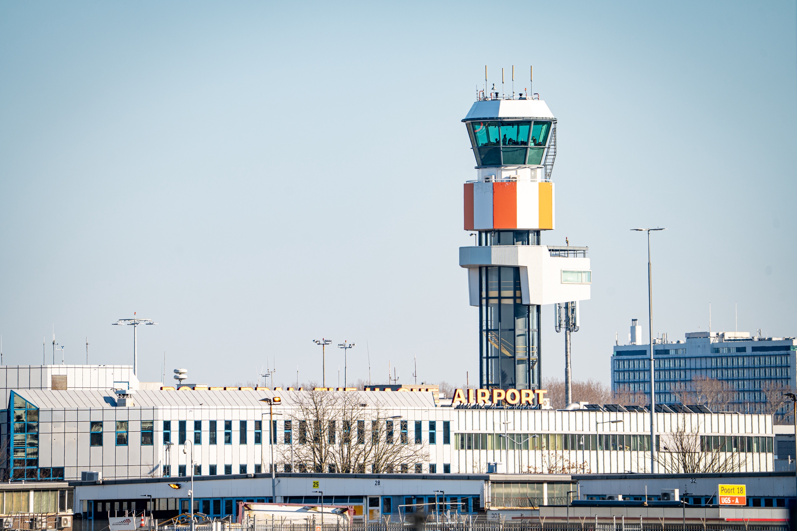 Er kan een streep door de plannen van Rotterdam The Hague Airport om verder uit te breiden. Omliggende gemeentes zijn unaniem tegen uitbreidingsplannen omdat ze bang zijn voor toenemende geluidsoverlast, en dat is een financiële aderlating voor de Nederlandse luchtvaart.