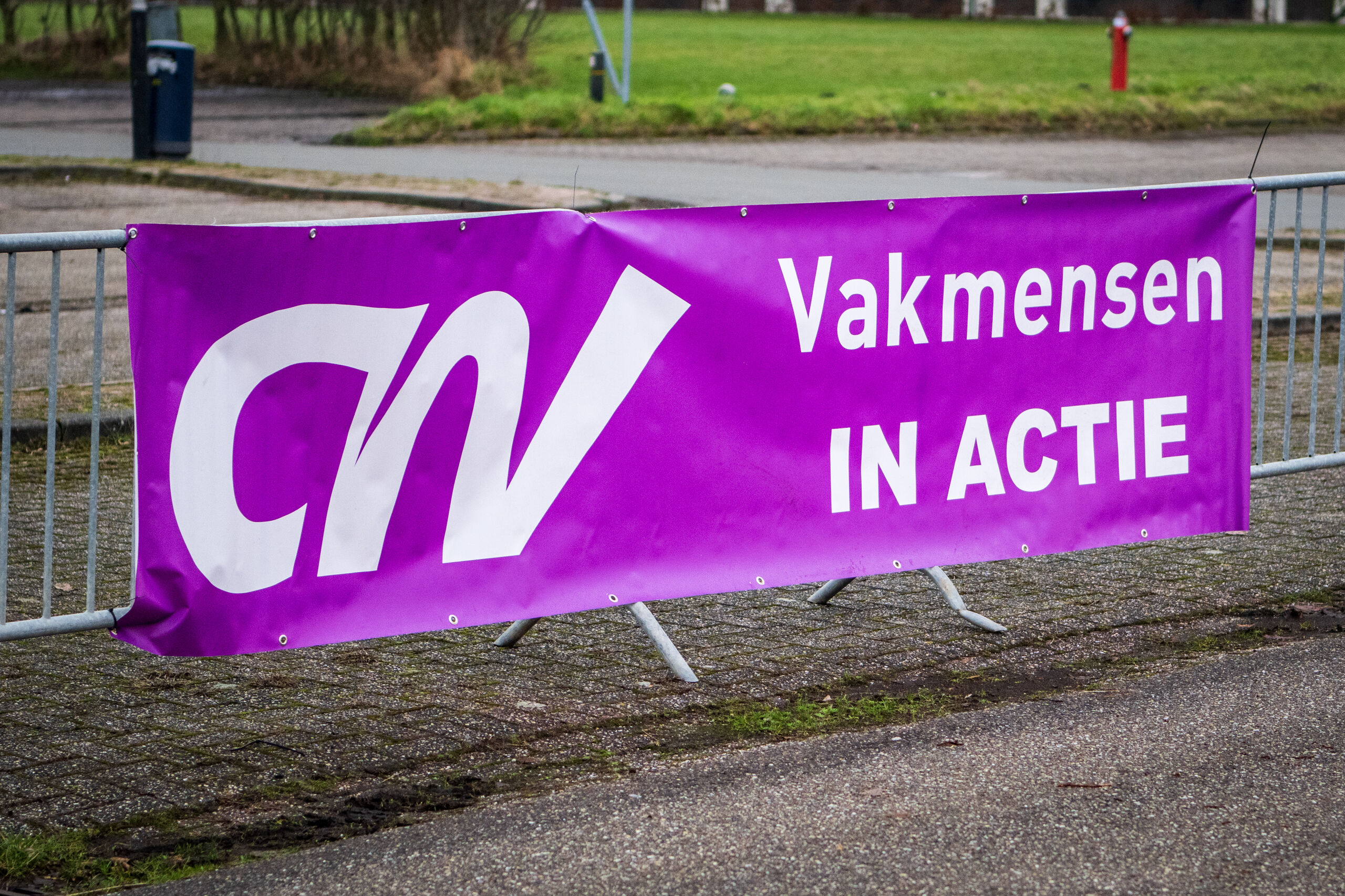 Zuidbroek - Medewerkers uit de Metaal- en Technieksector melden zich aan voor een 24-uurs staking in Zuidbroek. In een speciale 'drive through staakstraat' worden de deelnemers ingeschreven. Vakbonden CNV en FNV leiden de stakingsactie. ANP / Hollandse Hoogte Venema Media