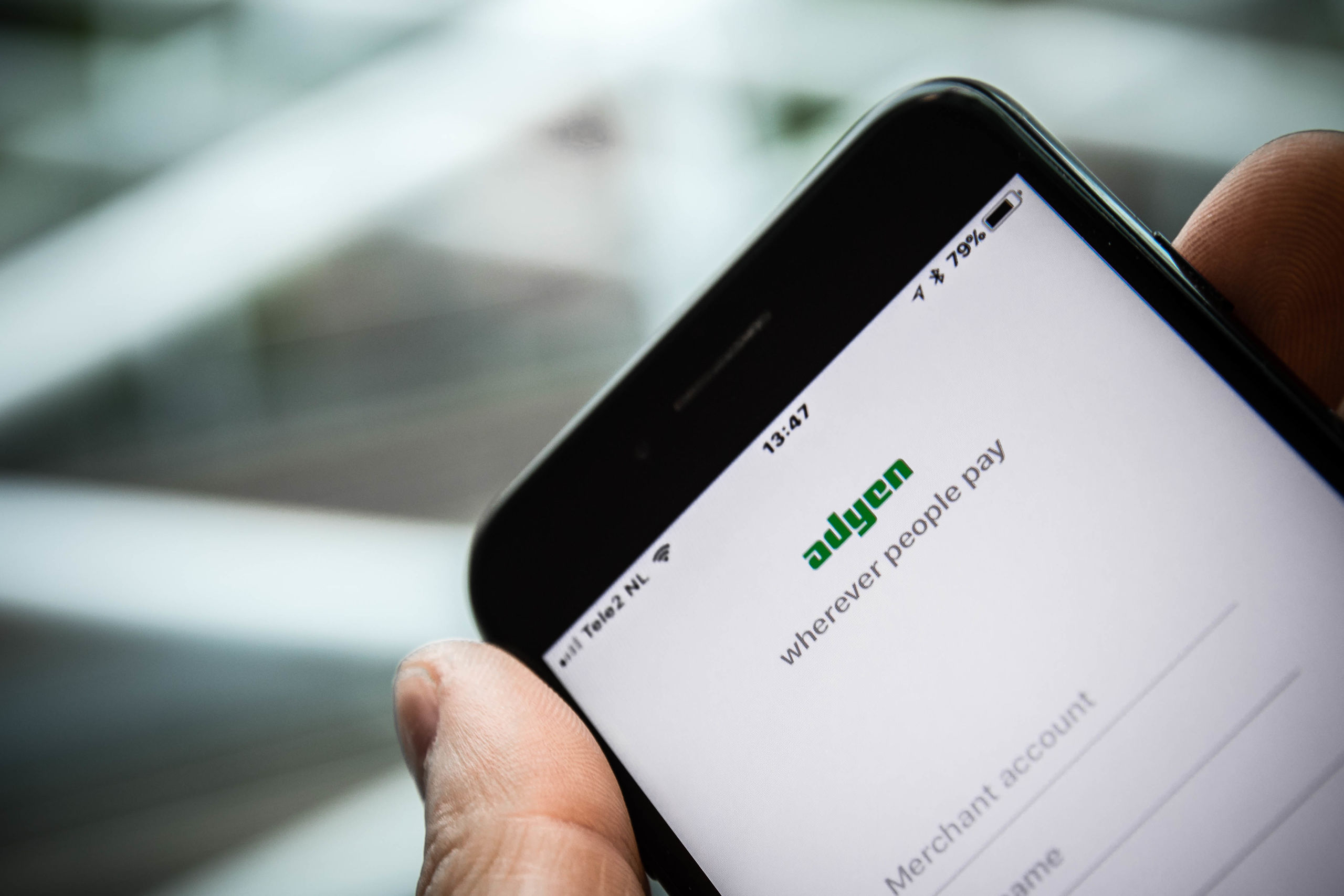 Een telefoon met diensten van Adyen.