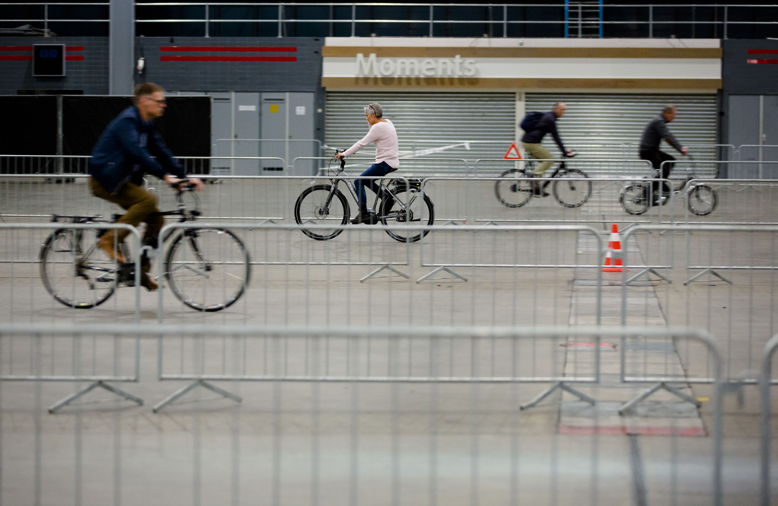 Bezoekers van de e-bike Xperience proberen een e-bike uit op het testparcours. 