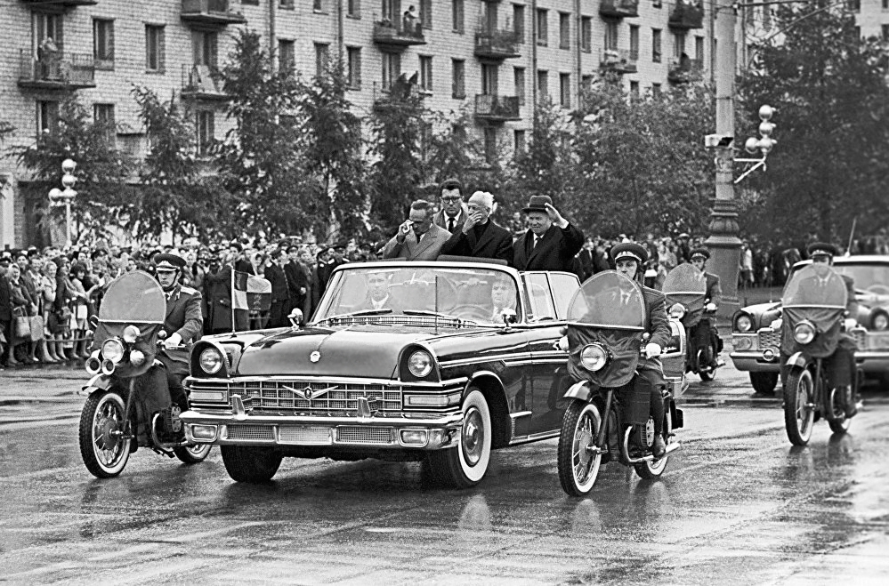 Gagarin paradeert door Moskou na zijn terugkomst op aarde, bij hem Nikita Chroesjtsjov.
