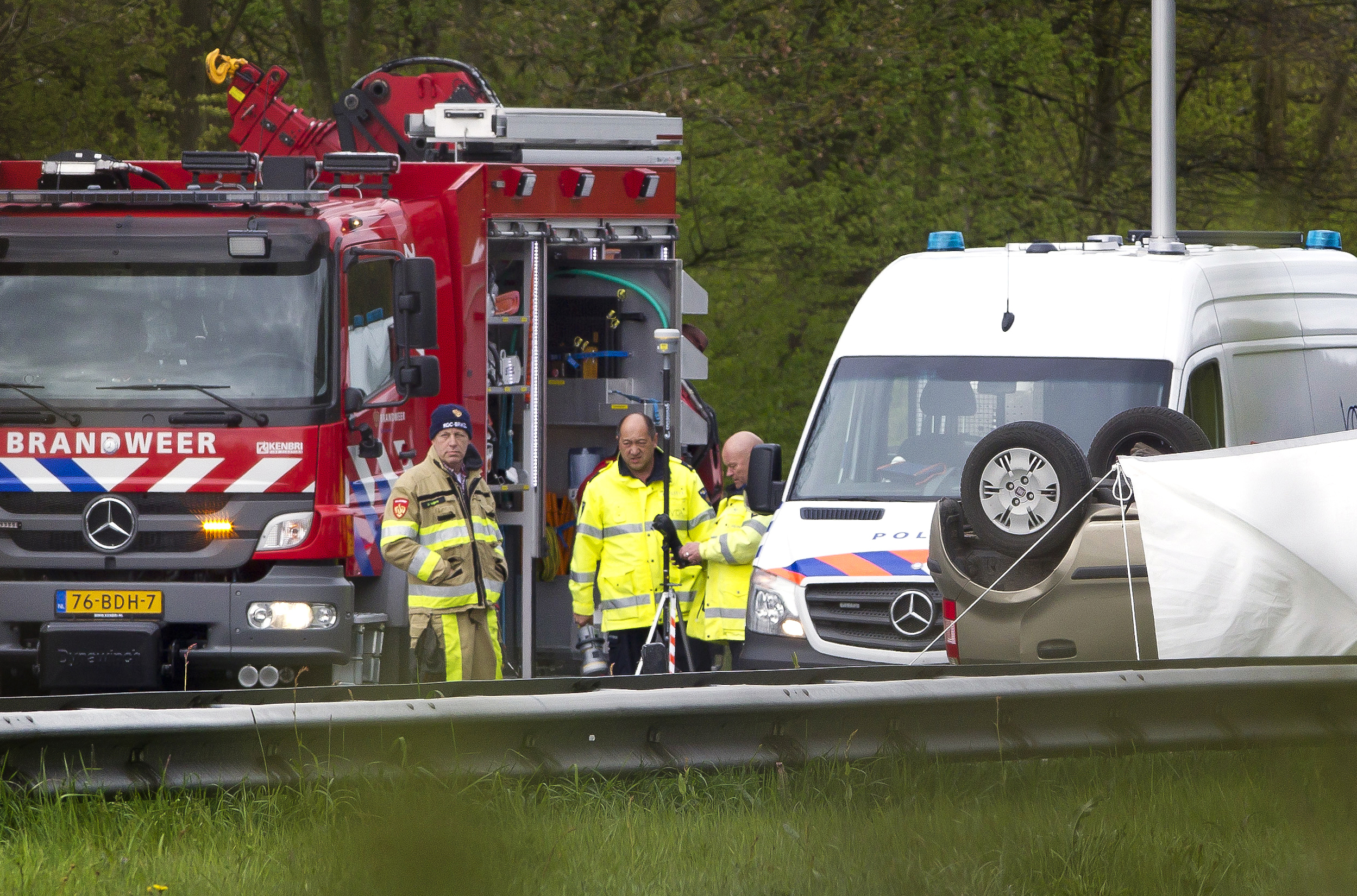 Bij een frontale aanrijding door een spookrijder zijn op de A79 ter hoogte van Klimmen vanmorgen twee personen om het leven gekomen en drie personen zwaargewond geraakt. De snelweg is de komende uren afgesloten.