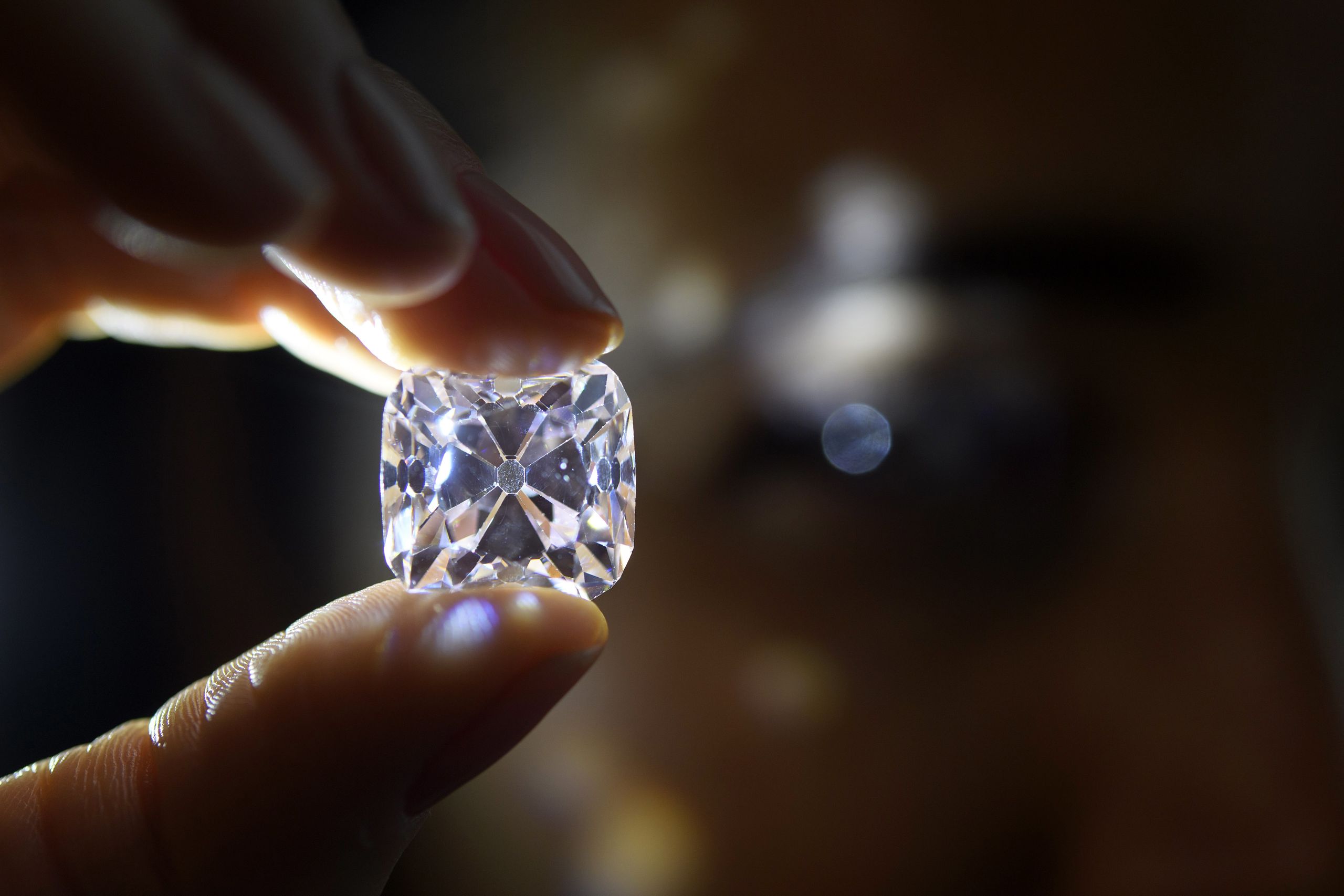Geschat wordt dat de diamant tussen de 6 en 9 miljoen dollar op zal brengen.