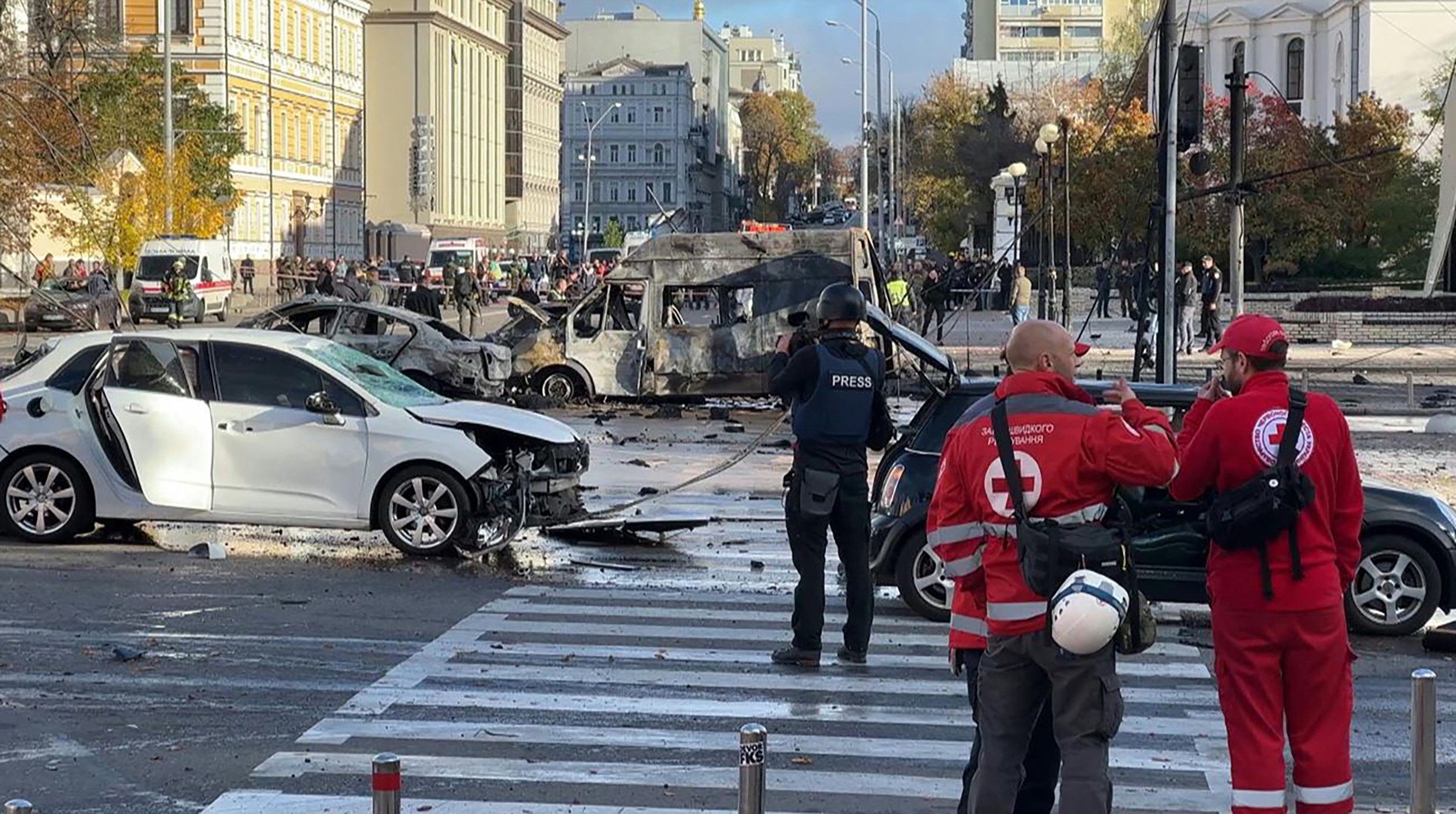 Verwoeste voertuigen in Kiev na inslag van Russische raketten.