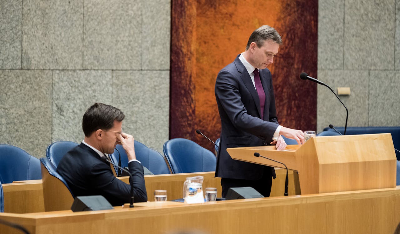 DEN HAAG - Halbe Zijlstra legt een verklaring af warin hij zijn aftreden bekendmaakt. De minister van Buitenlandse Zaken moet zich verantwoorden over de leugen die hij heeft verteld over zijn ontmoeting met de Russische president Vladimir Poetin.