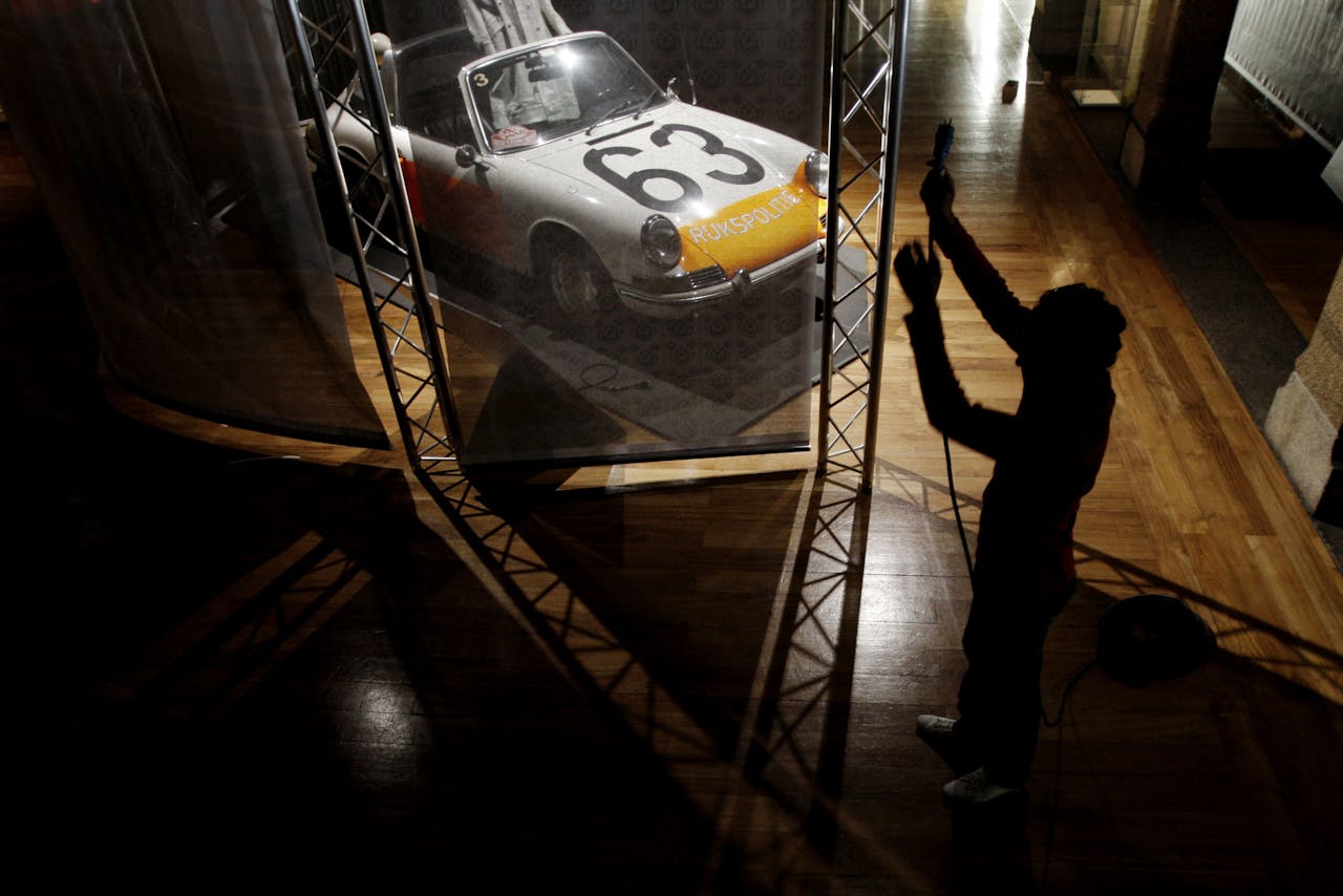 AMSTERDAM - Een medewerker legt de laatste hand aan de tentoonstelling 'Onze Auto's' in de Beurs van Berlage in Amsterdam, waar vanaf zaterdag oude auto's te bezichtigen zijn. De tentoonstelling Onze Auto's gaat over tien auto’s uit de tweede helft van de vorige eeuw die het straatbeeld in Nederland veranderd hebben. De tentoonstelling is tot en met 7 september te bezichtigen. ANP PHOTO RICK NEDERSTIGT