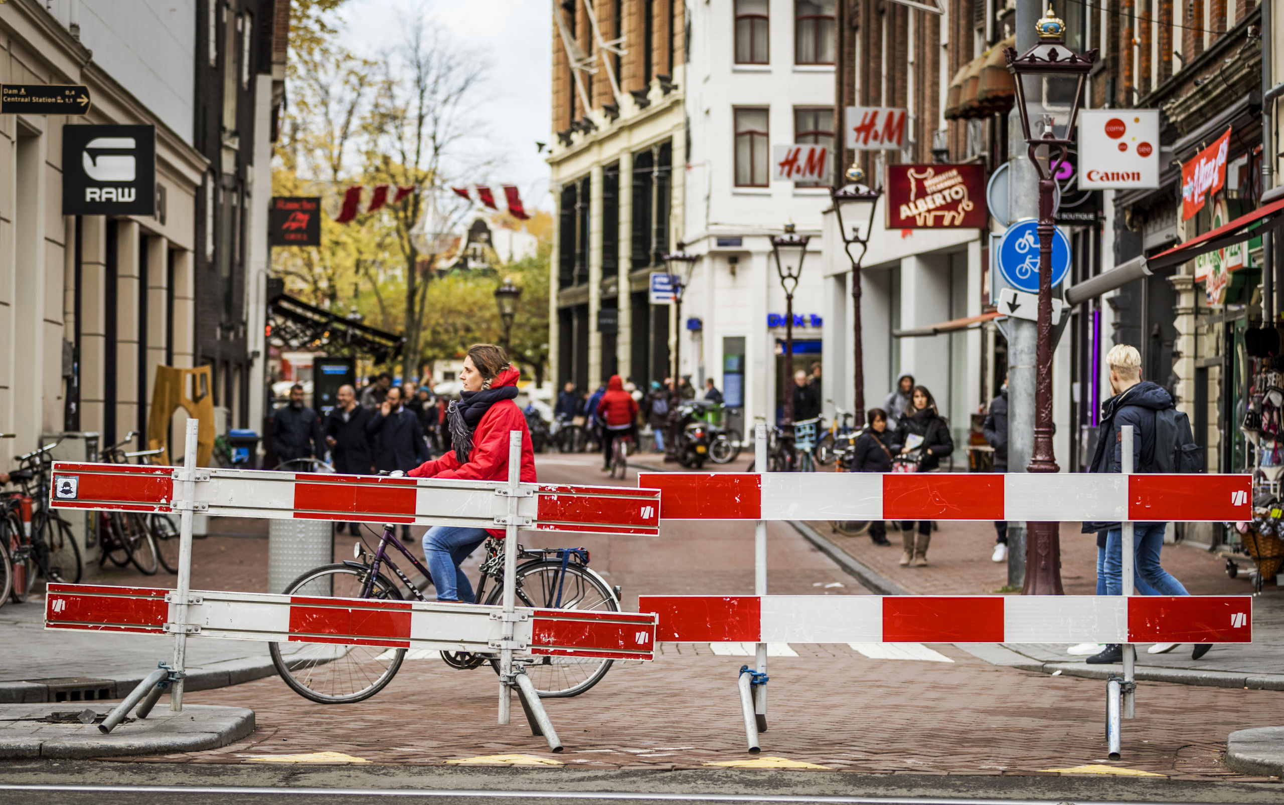 2016-11-18 11:51:52 AMSTERDAM - Werkzaamheden op het Rokin in het centrum van Amsterdam. In de hoofdstad wordt momenteel op veel plekken aan de weg gewerkt en gebouwd. ANP REMKO DE WAAL