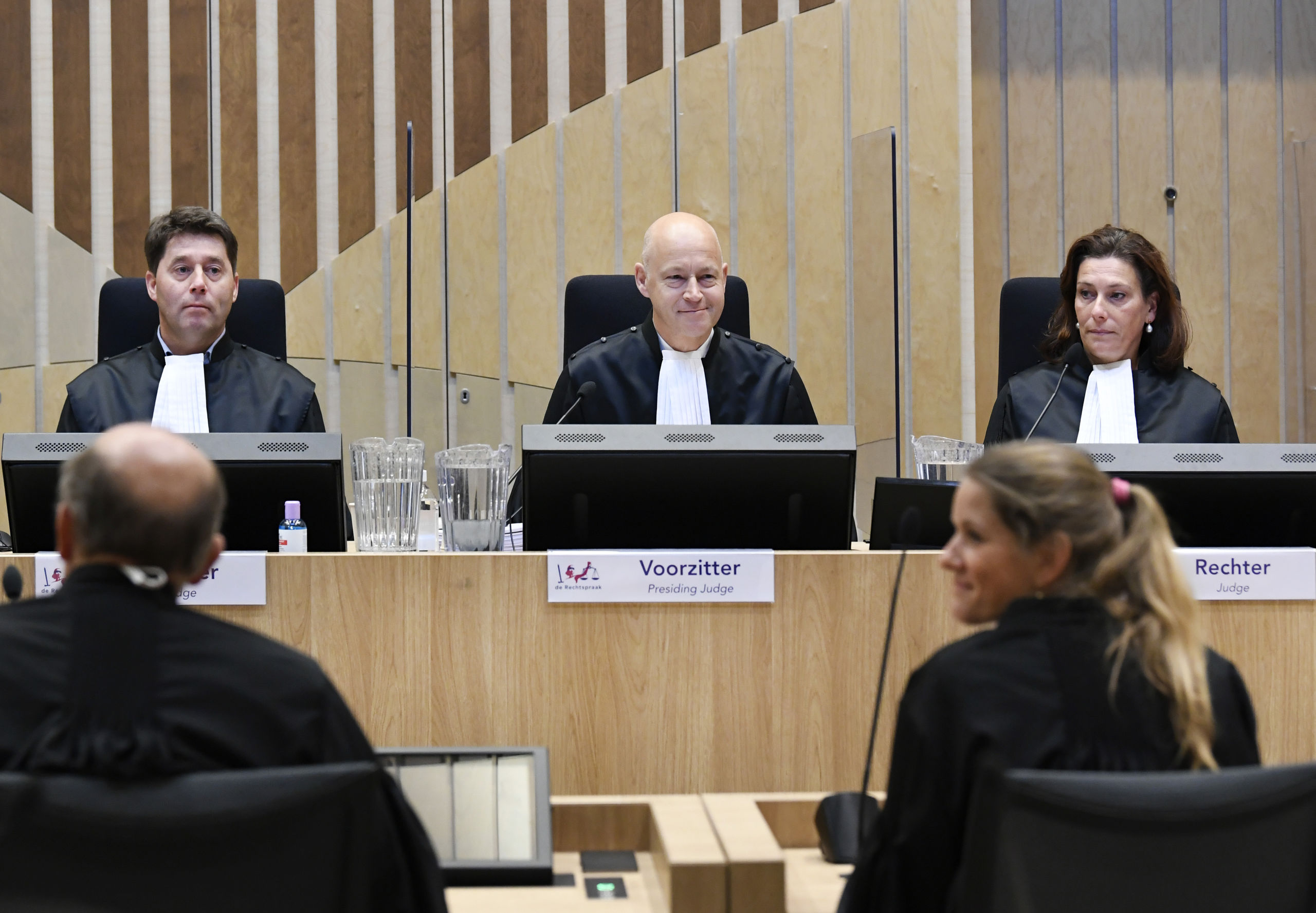 Rechter Hendrik Steenhuis opent de rechtszitting terwijl het proces in het hoogbeveiligde gerechtsgebouw op Schiphol wordt hervat 
