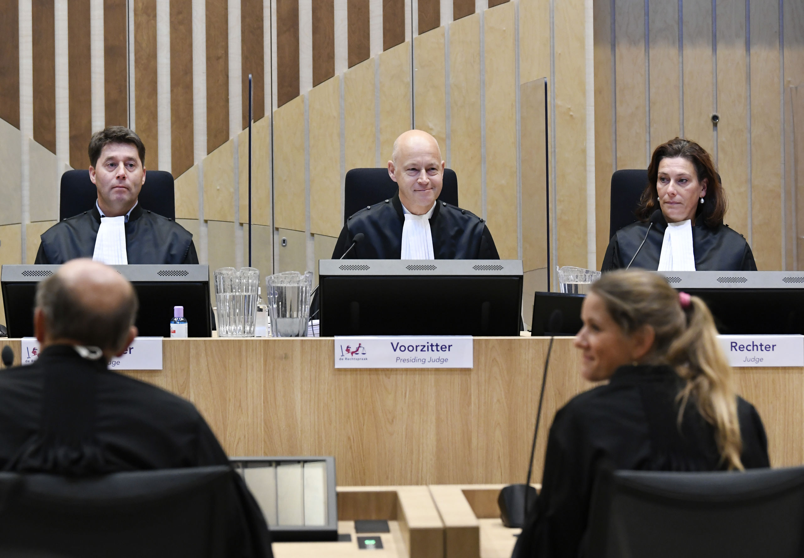 Rechter Hendrik Steenhuis opent de rechtszitting terwijl het proces in het hoogbeveiligde gerechtsgebouw op Schiphol wordt hervat