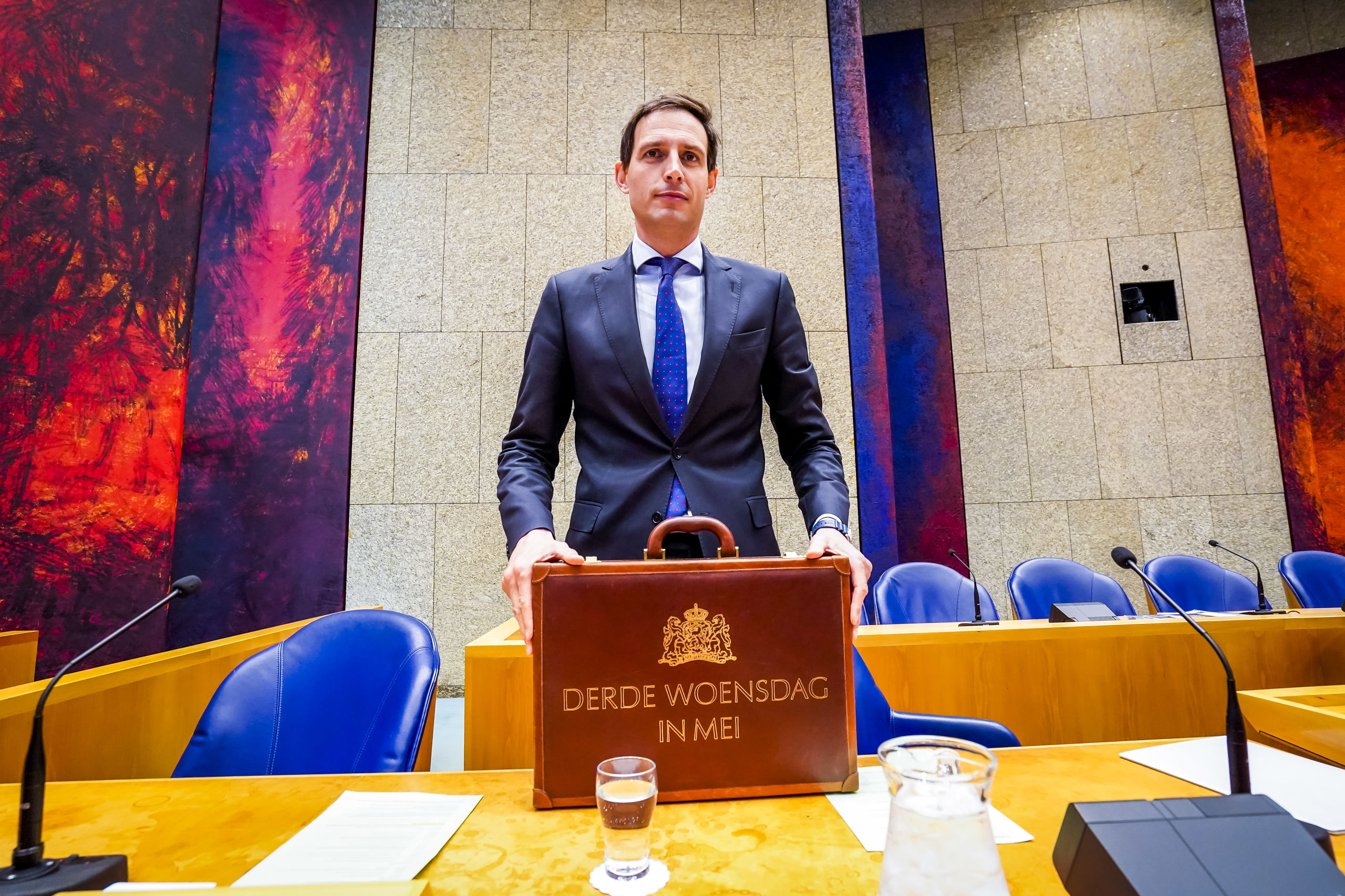 DEN HAAG - Minister Wopke Hoekstra van Financien en Arno Visser, president van de Algemene Rekenkamer, overhandigen het Financieel Jaarverslag van het Rijk 2018 en het Rijksjaarverslag 2018 aan de voorzitter van de Tweede Kamer, Khadija Arib. ANP LEX VAN LIESHOUT