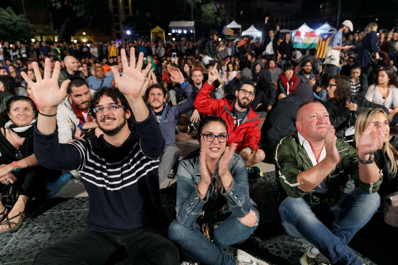 Mensen wachte op Plaza Catalunya in Barcelona op de uitslag.