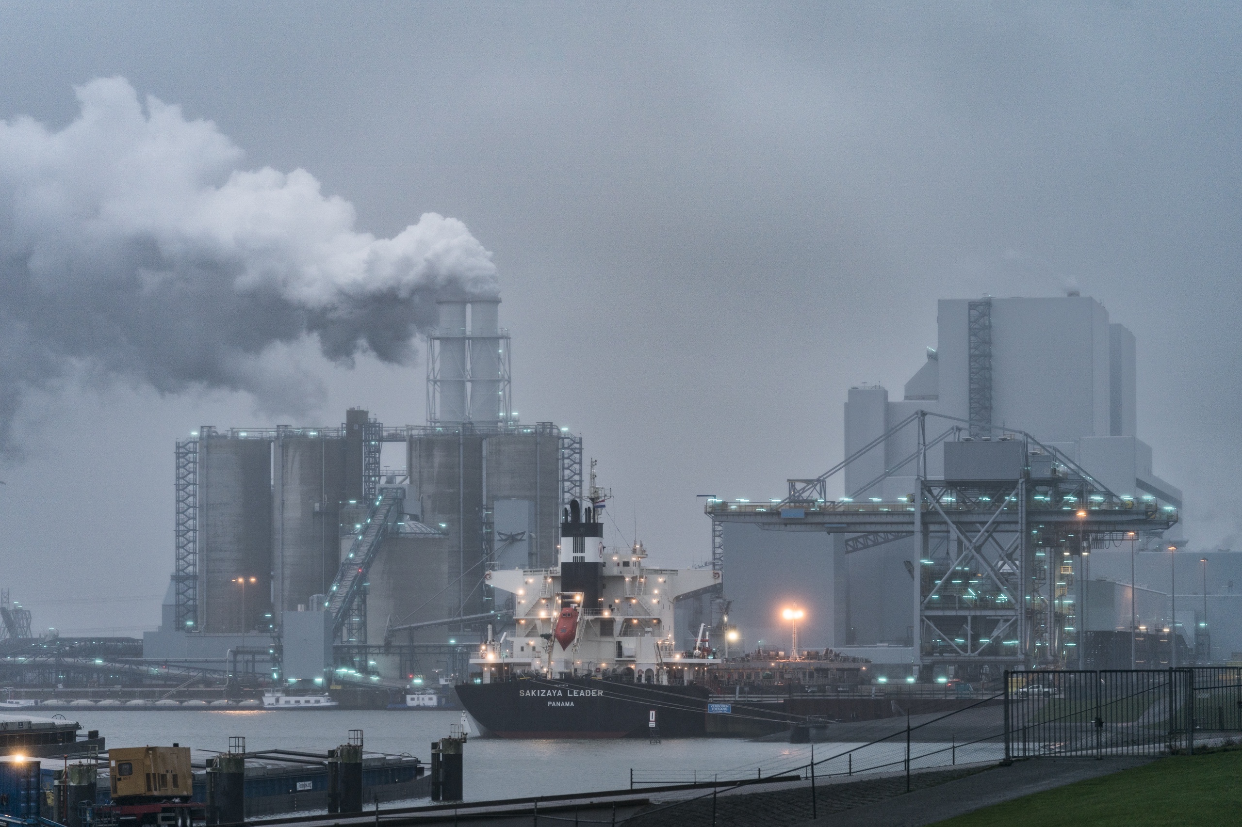 De Eemshaven in Groningen. De Nederlandse industrie heeft in december iets meer geproduceerd dan in dezelfde maand een jaar eerder.