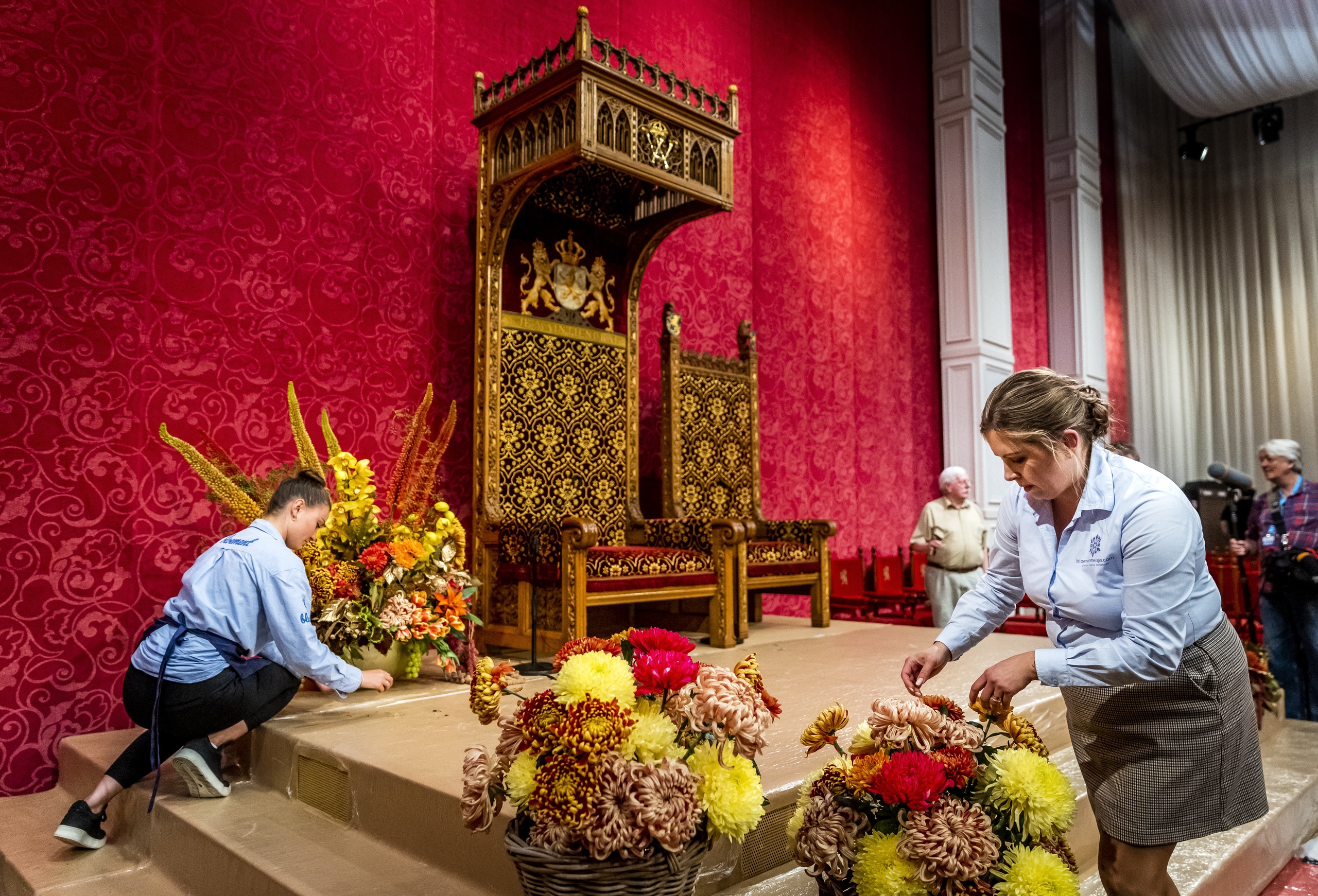 In de Koninklijke Schouwburg worden de laatste voorbereidingen getroffen in aanloop naar Prinsjesdag. Op de derde dinsdag van september geeft koning Willem-Alexander hier de Troonrede. 