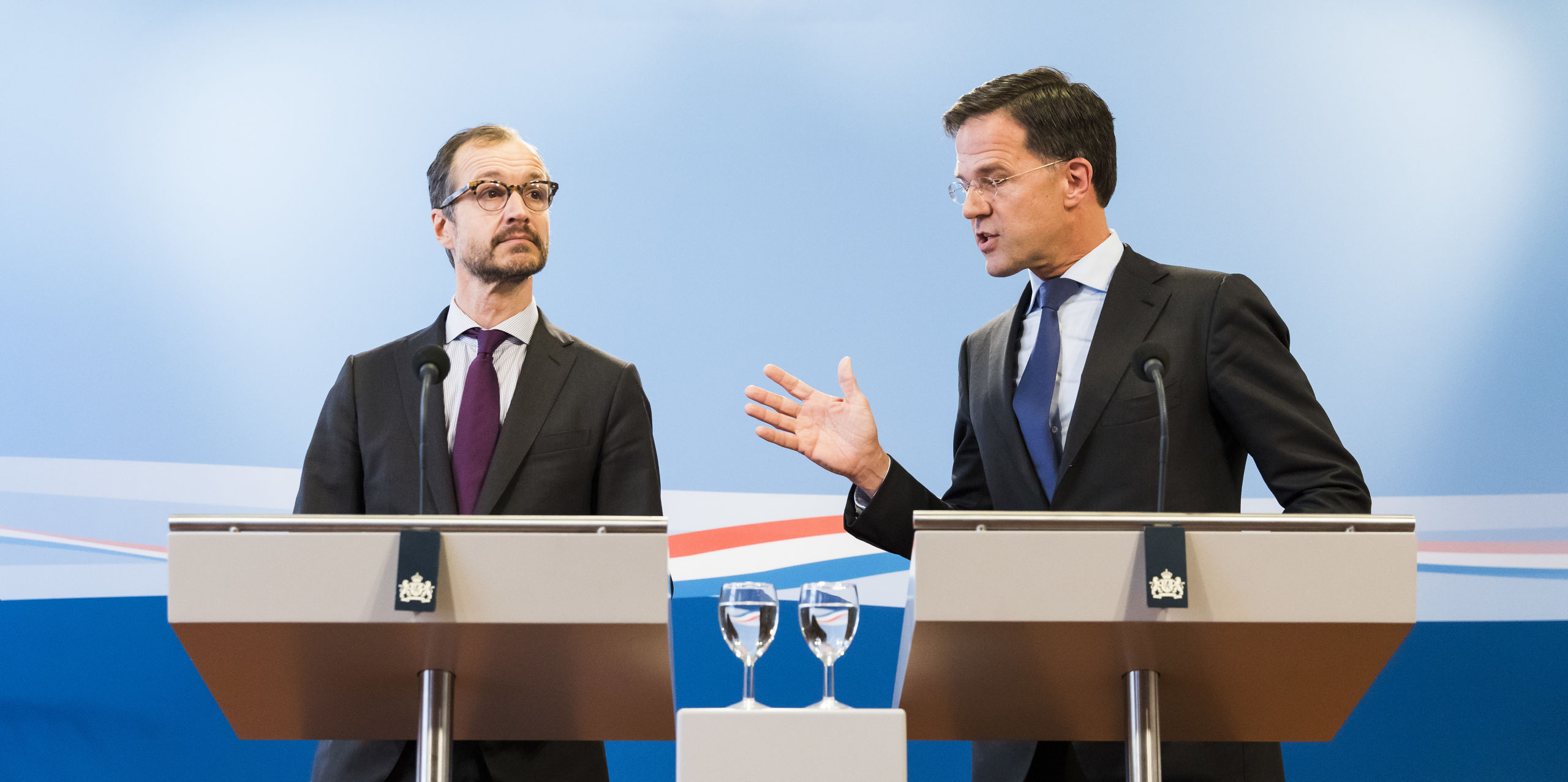 Premier Mark Rutte en minister Eric Wiebes van Economische Zaken en Klimaat geven een reactie na afloop van de presentatie van de planbureaus over de doorrekening van het ontwerp-klimaatakkoord.